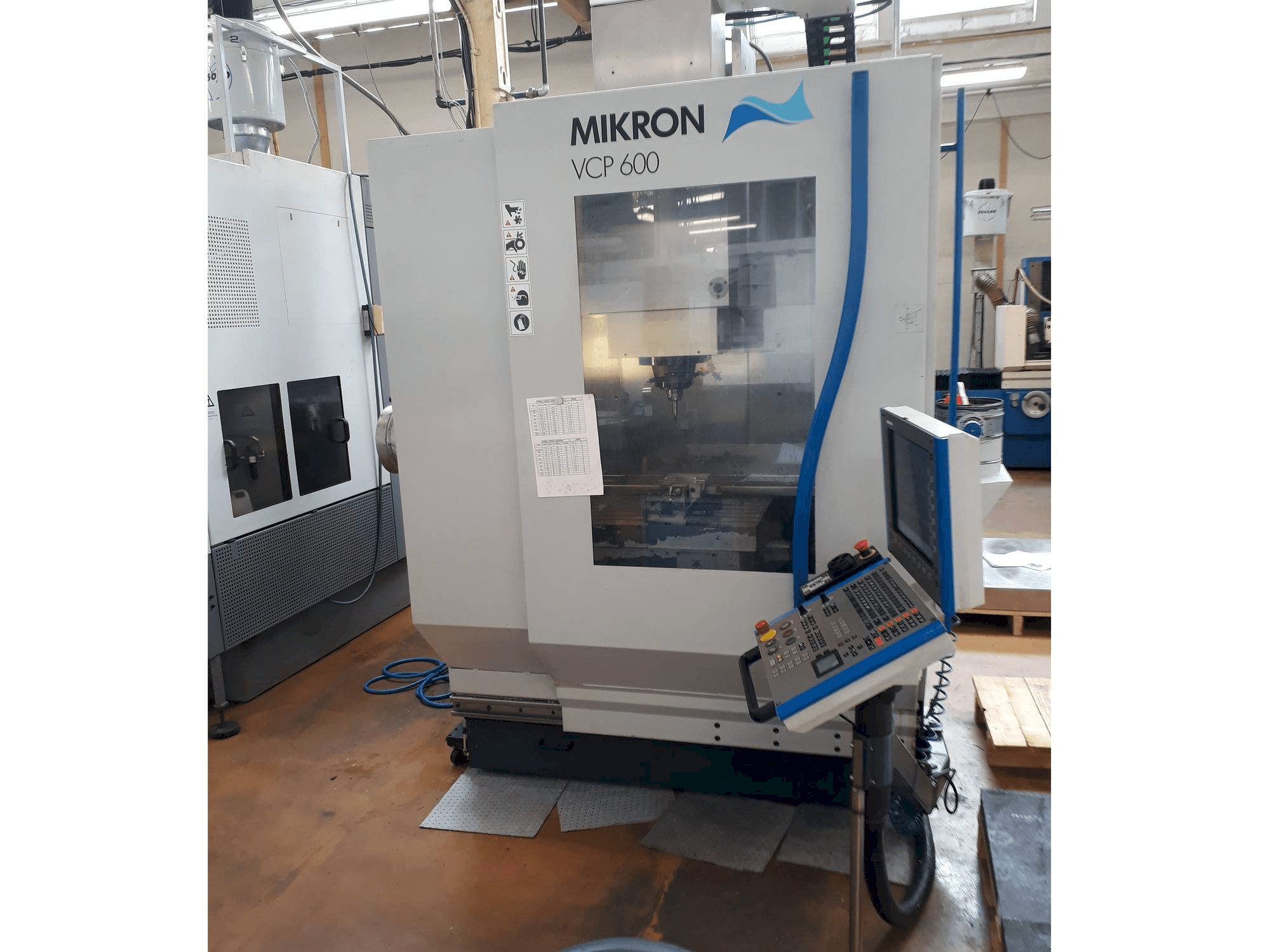 Vista Frontal da MIKRON VCP 600 máquina