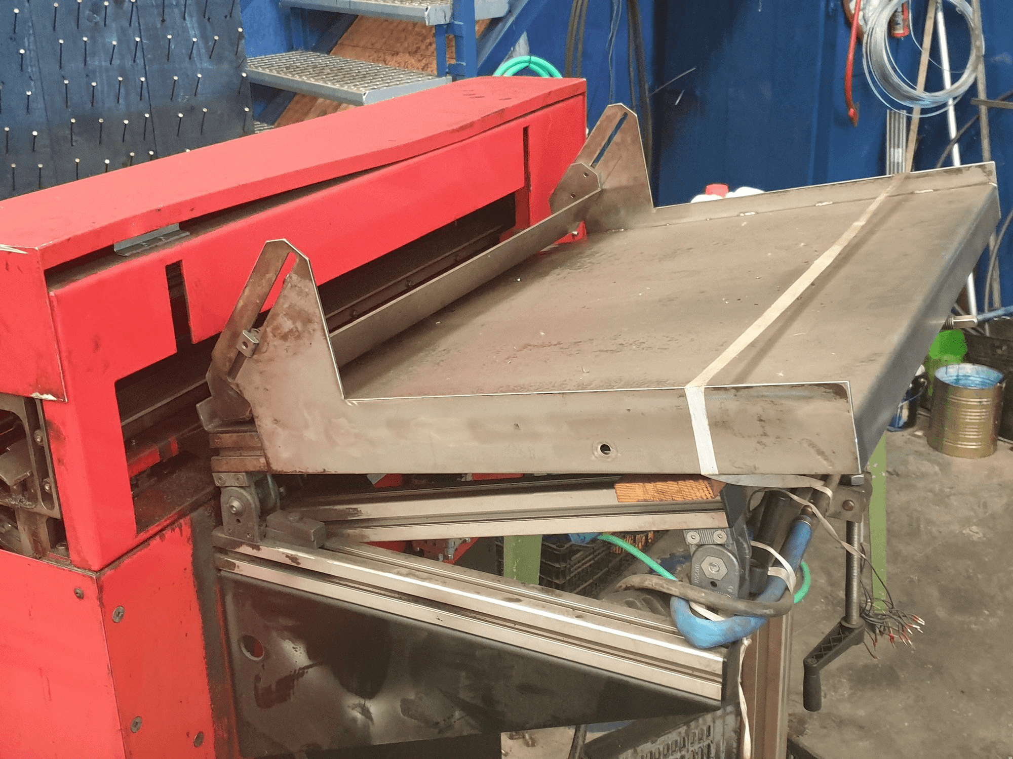 Vista Lateral Esquerda da EMCO LM 800 máquina