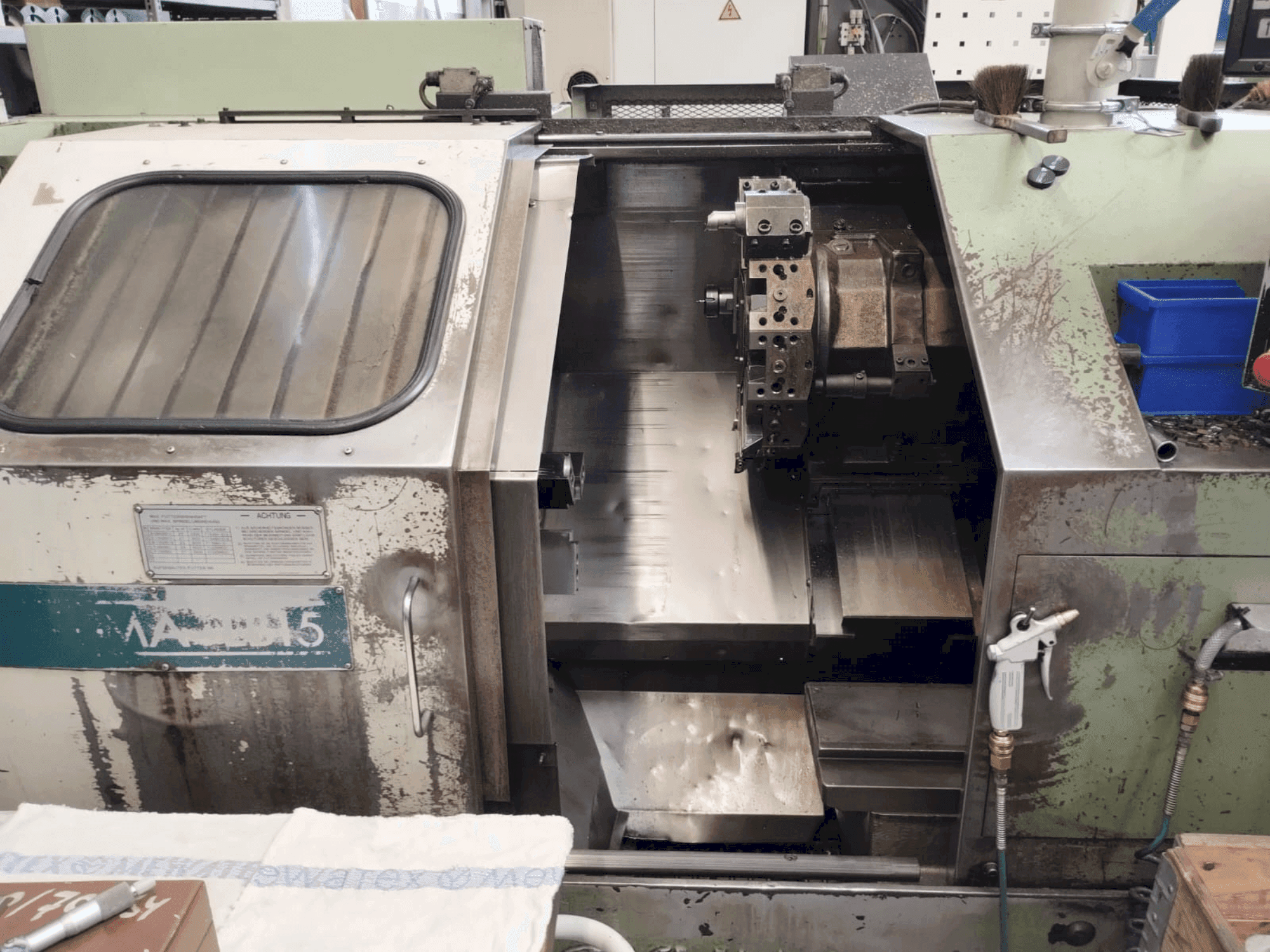 Vista Frontal da Okuma LB15 máquina