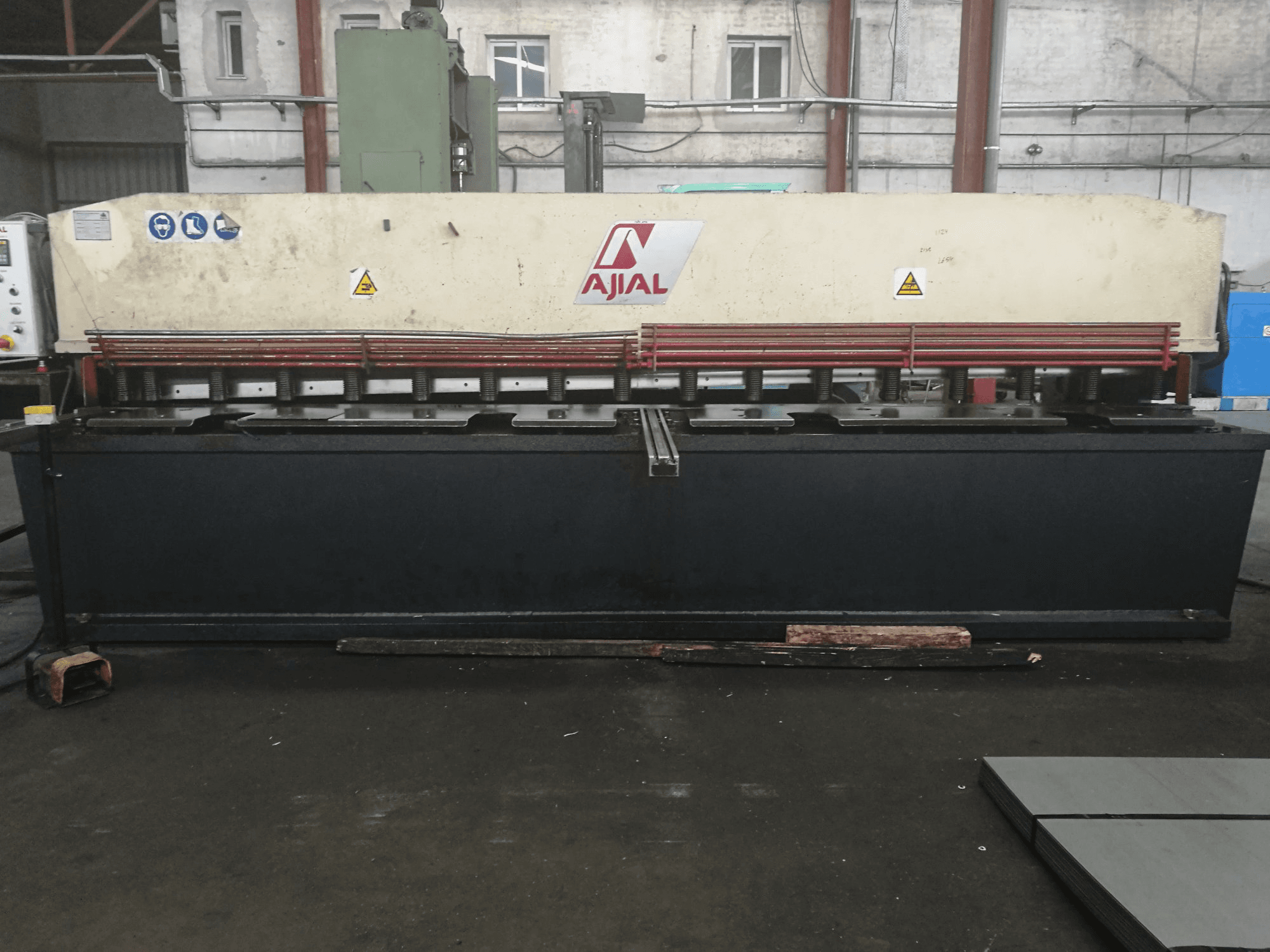 Vista Frontal da Ajial CB-640 máquina