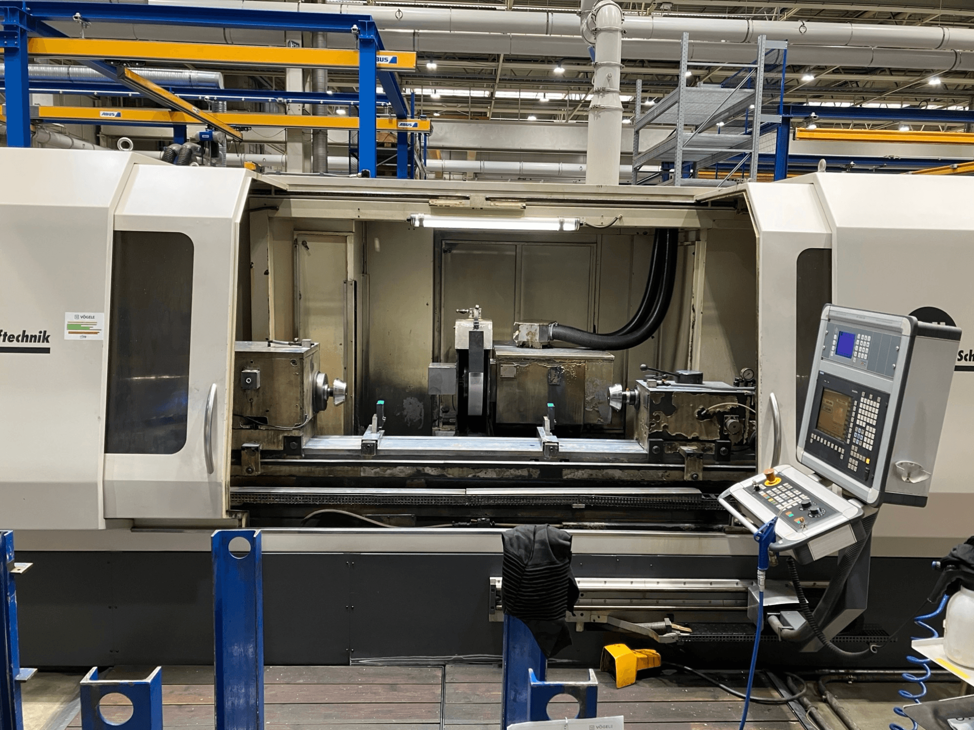 Máquina de retificação cilíndrica GEIBEL & HOTZ RS 2000 CM-DS, vista frontal mostrando o painel de controlo e a área de retificação.