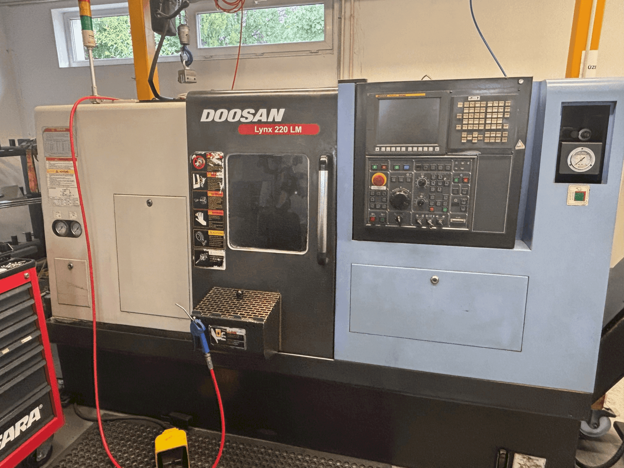 Vista Frontal da DOOSAN LYNX 200 LM máquina