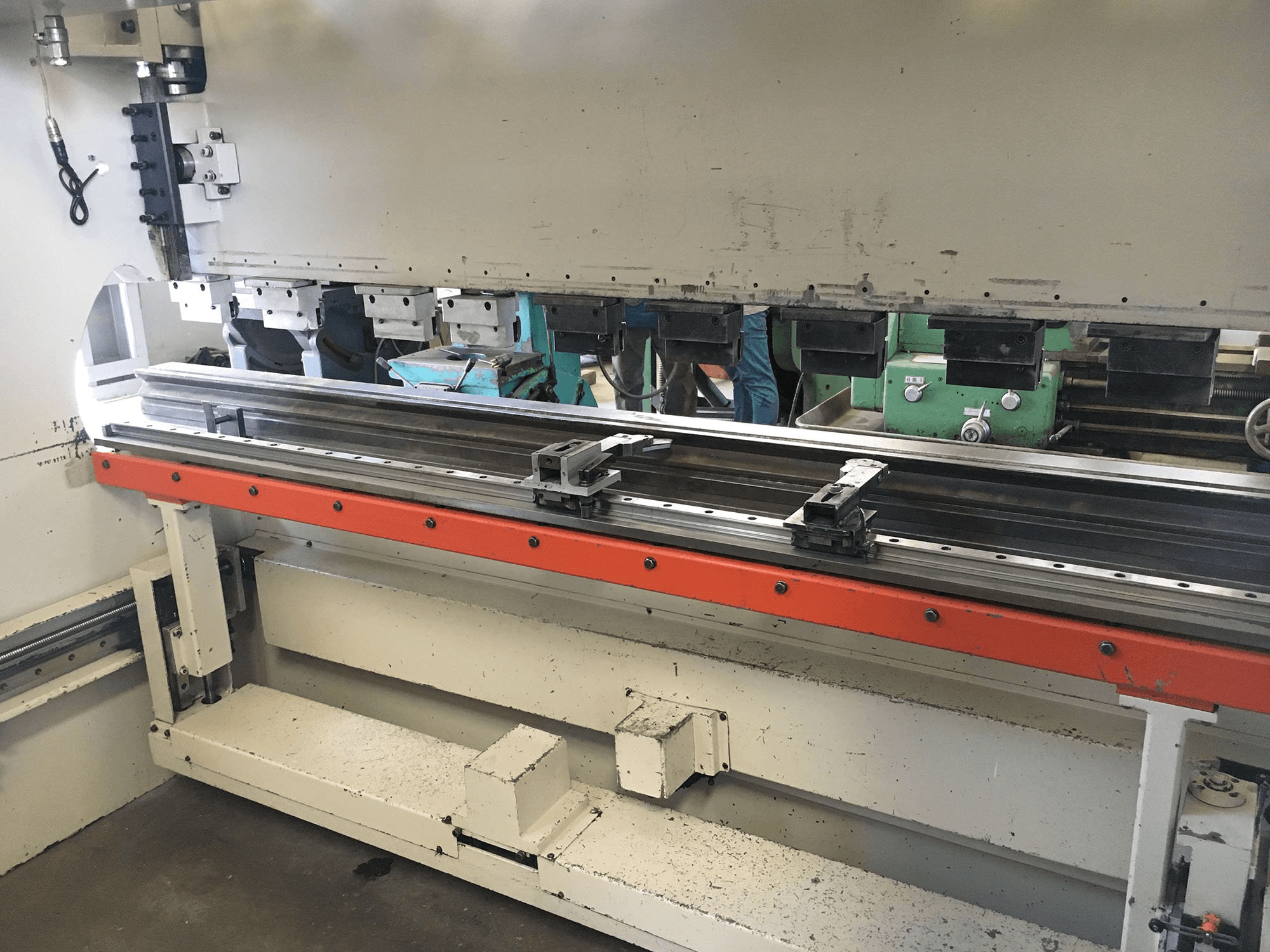 Espaço de trabalho da ERMAKSAN CNC HAP 3100x80 máquina