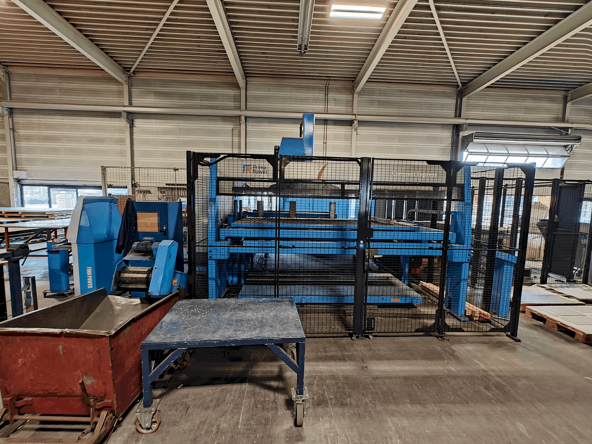 Vista Frontal da Finn-Power C6 + Compact Express máquina