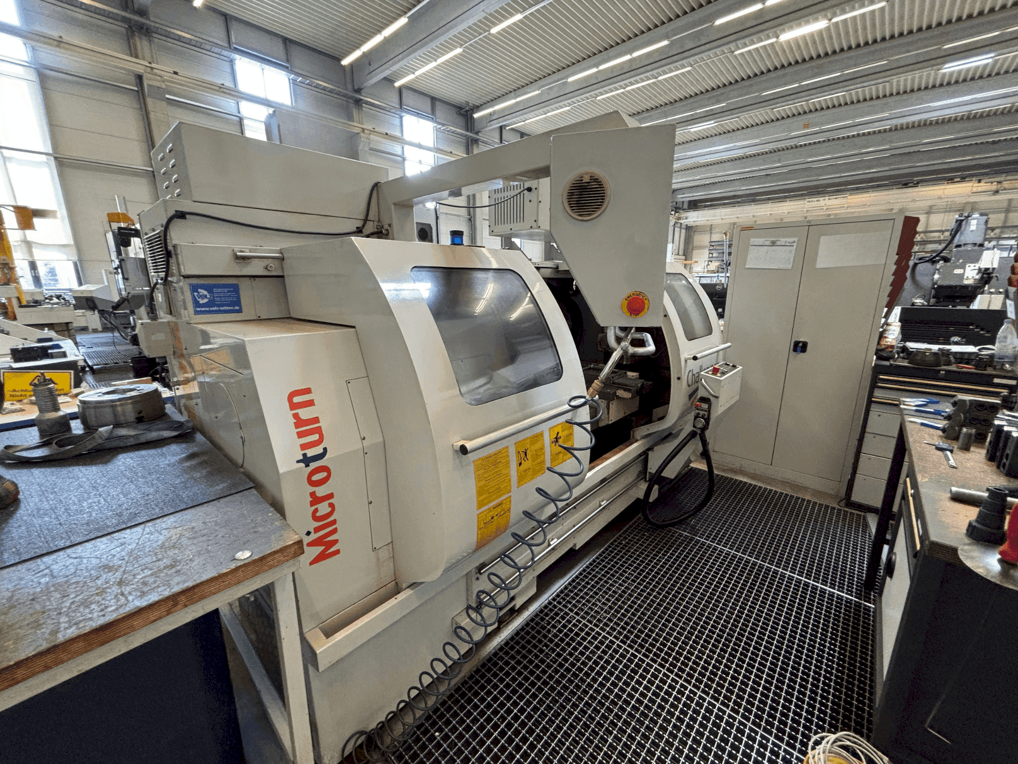 Vista Frontal da Challenger Microturn BCN 1840 máquina