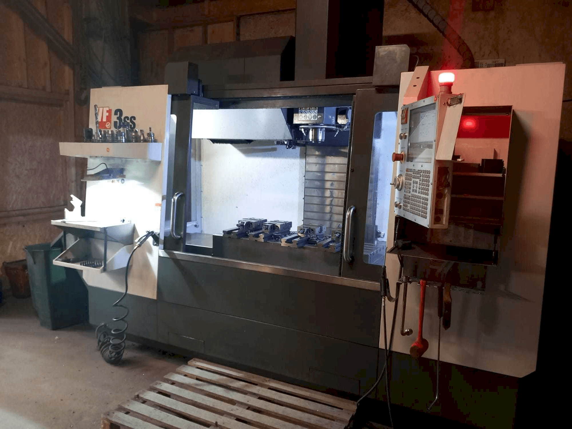 Vista Frontal da HAAS VF3SS máquina