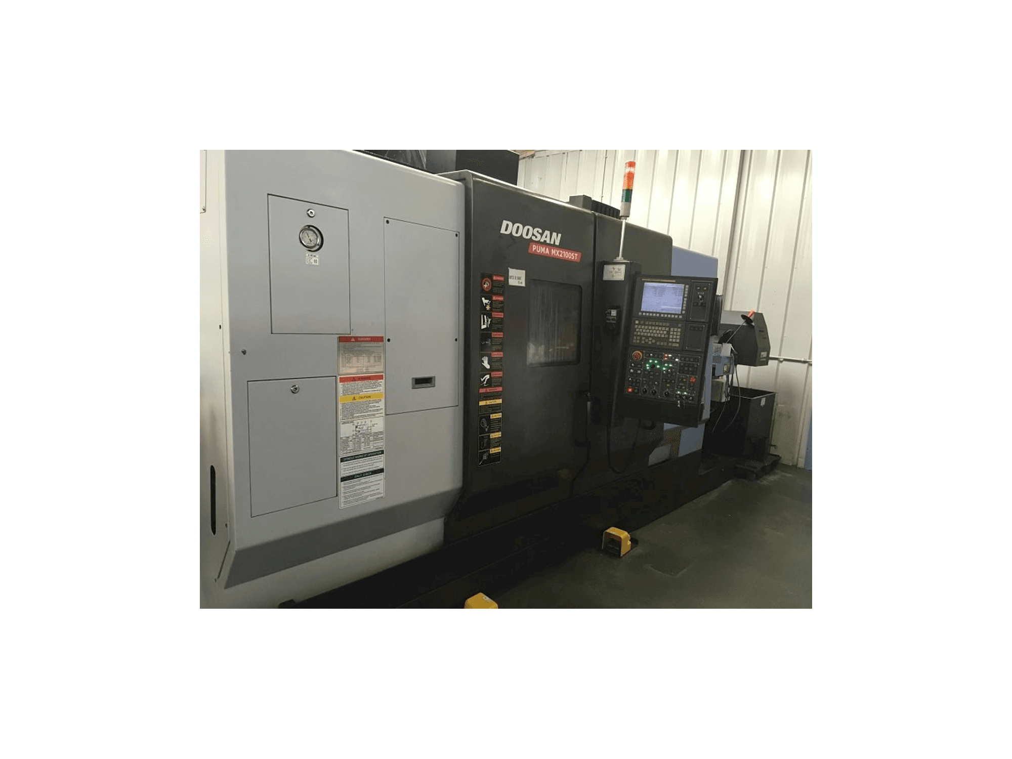 Vista Frontal da Doosan Puma MX 2100 ST máquina