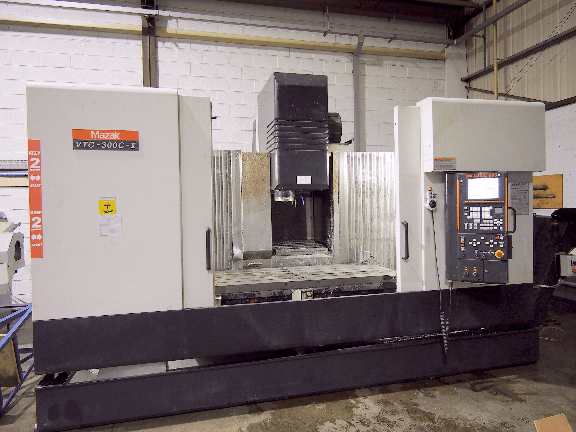 Vista Frontal da Mazak VTC-300C-II máquina