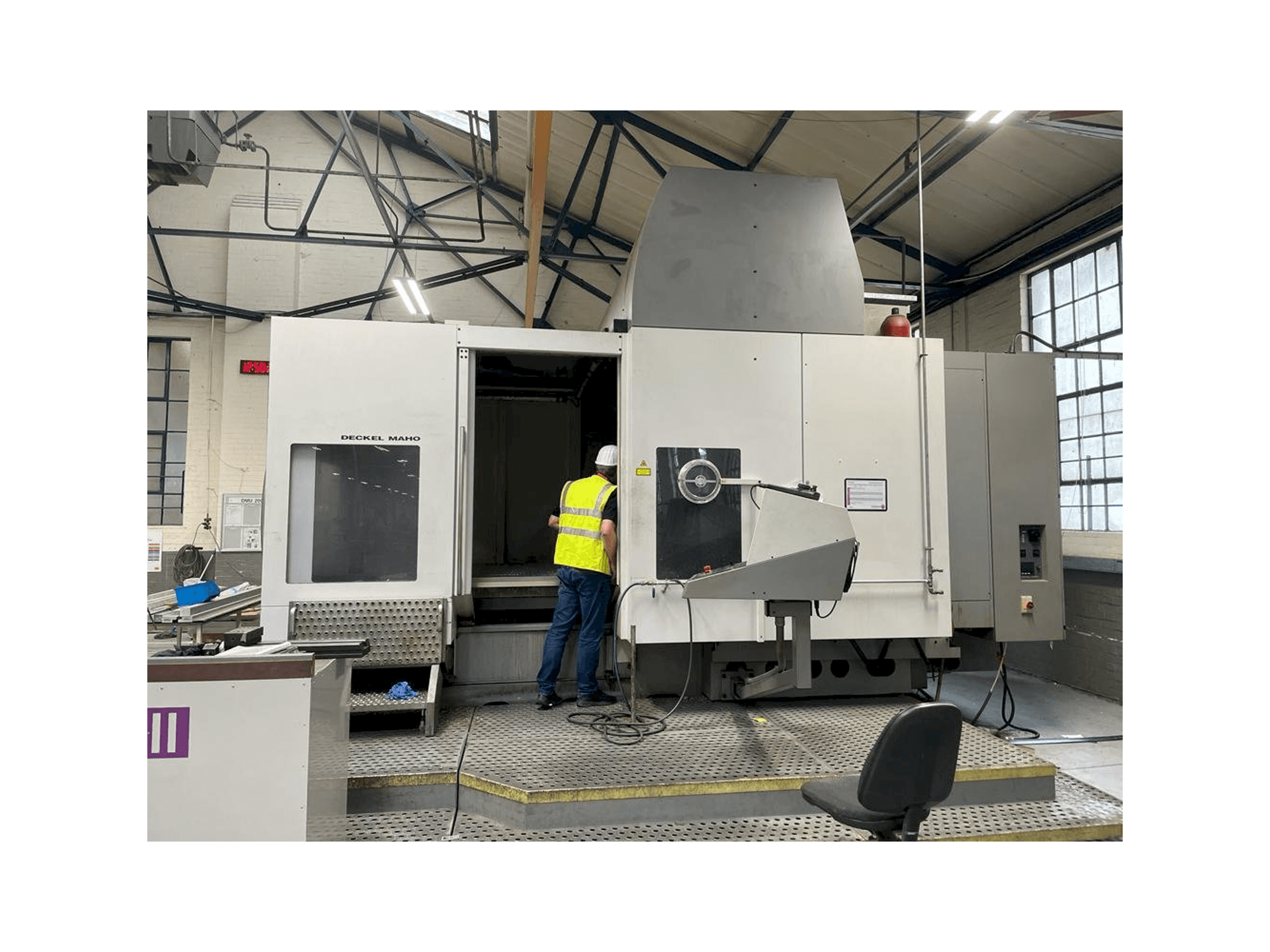Vista Frontal da DECKEL MAHO DMU 200T máquina