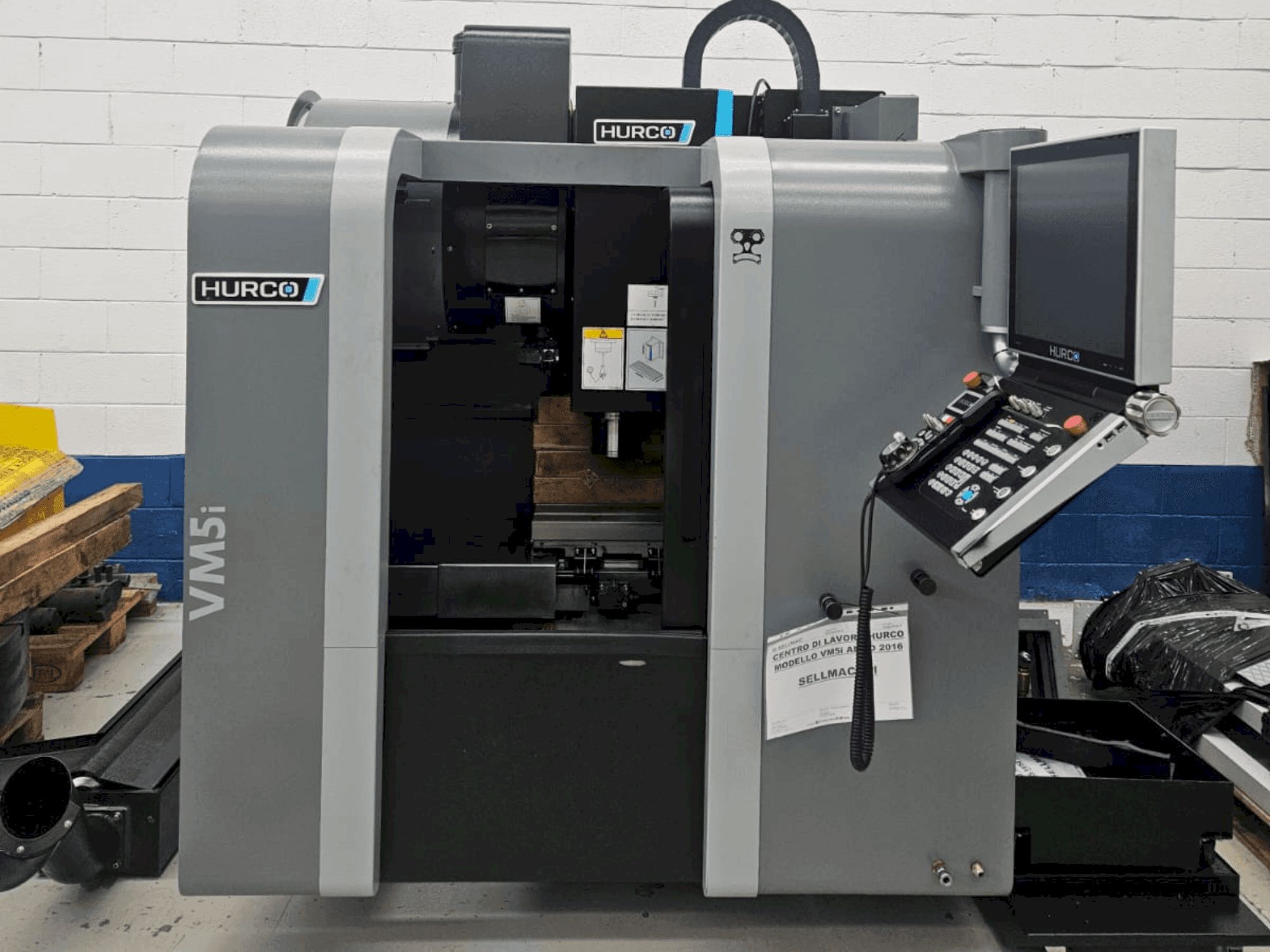 Vista Frontal da Hurco VM5i máquina