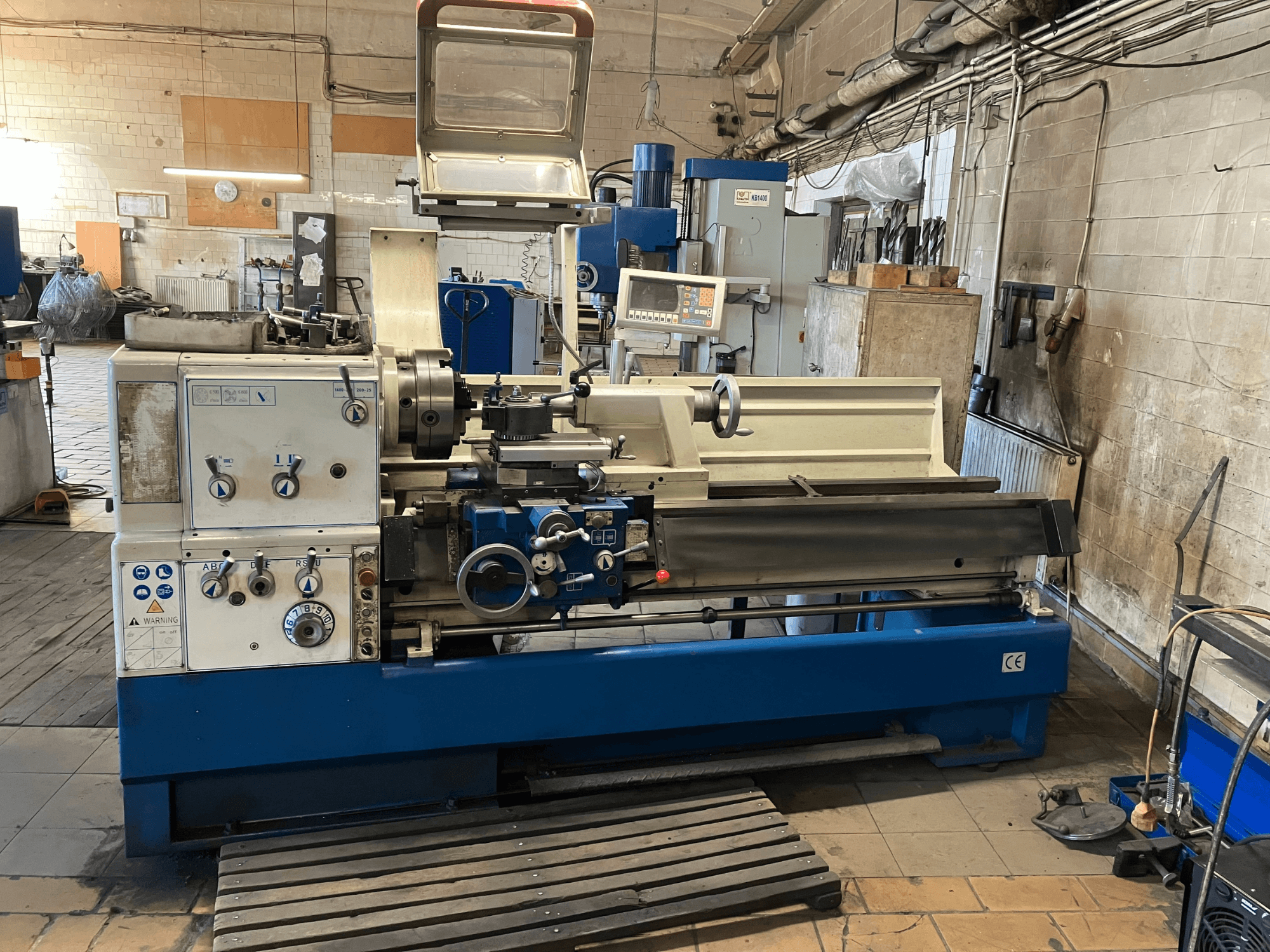 Torno horizontal KNUTH Turnado 280/1500, vista frontal que mostra o painel de controlo, o fuso e o porta-ferramentas, num ambiente de oficina.