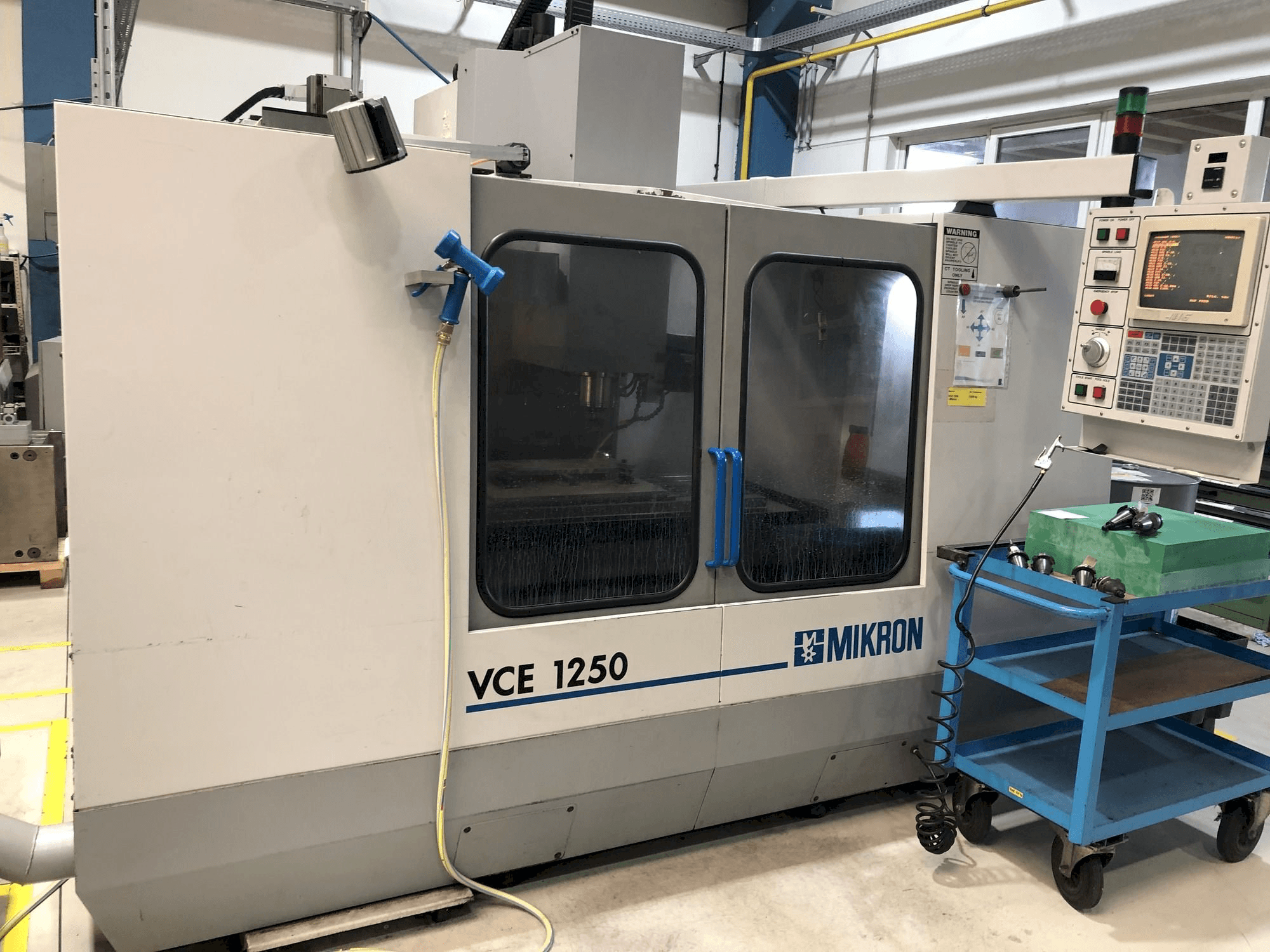 Vista Frontal da MIKRON VCE 1250 máquina