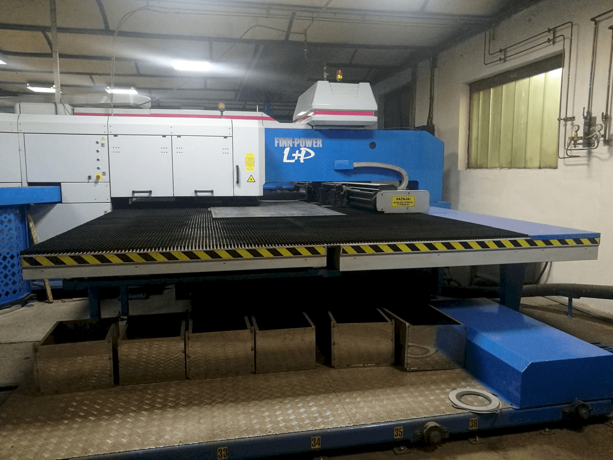 Vista Frontal da Finn-Power LP6 SBTV máquina