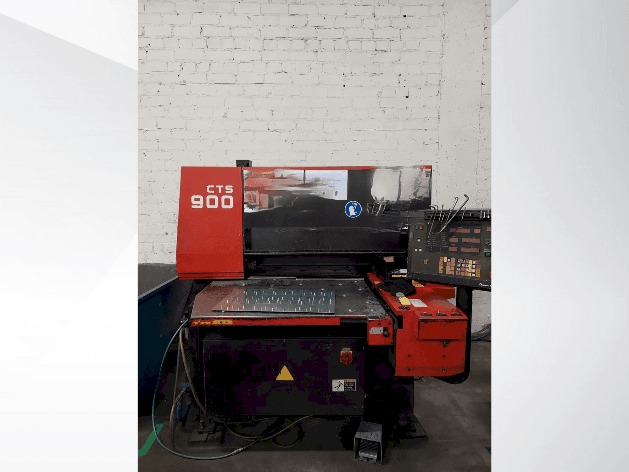 Vista Frontal da AMADA CTS-900 máquina