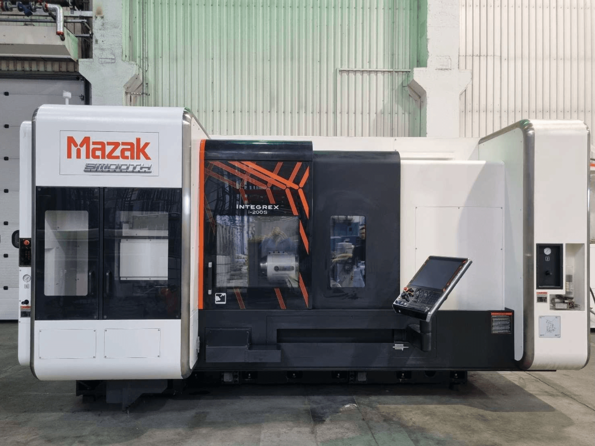 Centro de torneamento-fresagem Mazak INTEGREX i-200 S, vista frontal, com painel de controlo e grande janela para visibilidade da área de maquinação.
