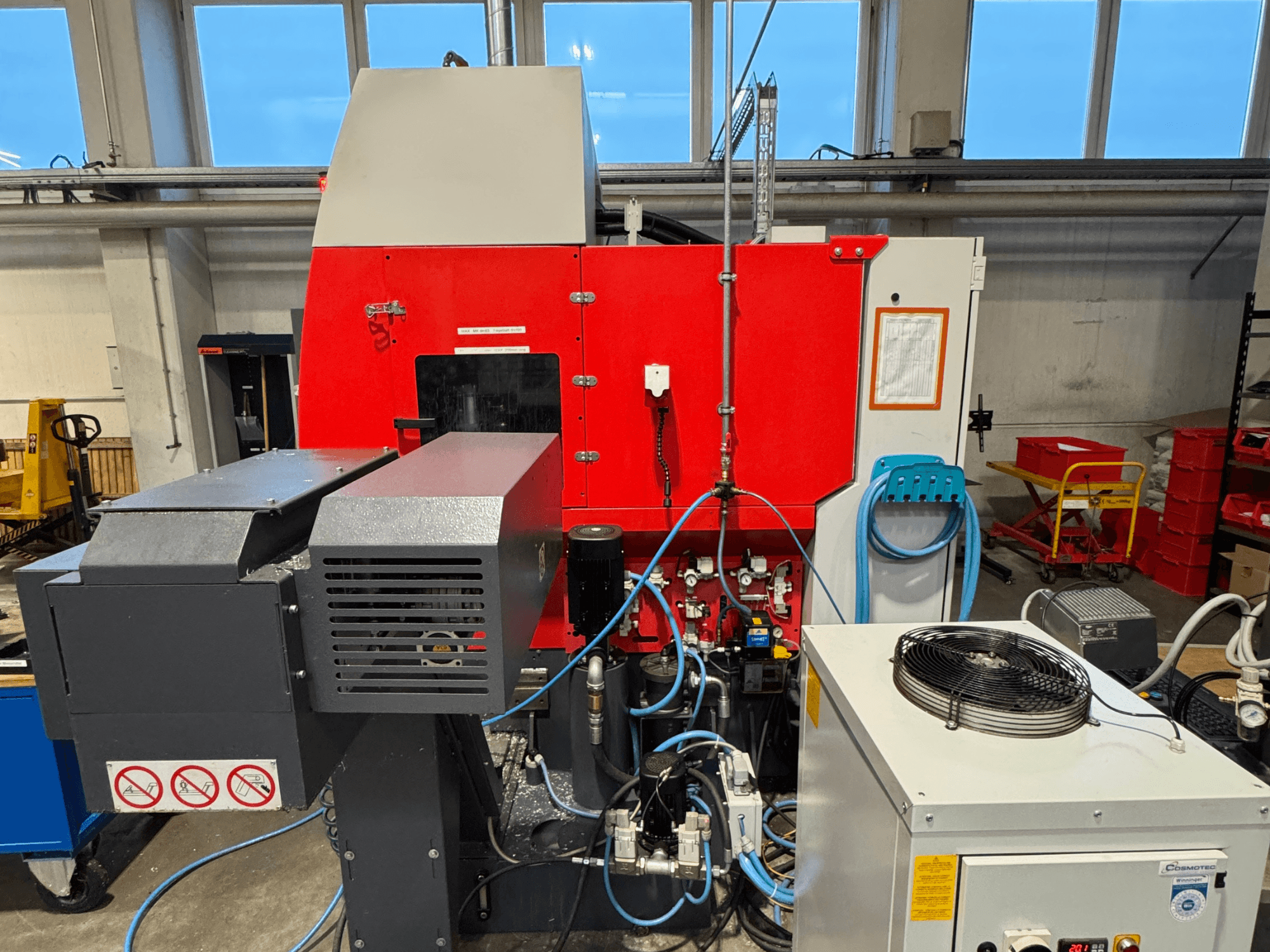 Centro de maquinação vertical EMCO MAXXMILL 350, vista frontal, mostrando maquinaria complexa e detalhes do painel de controlo.