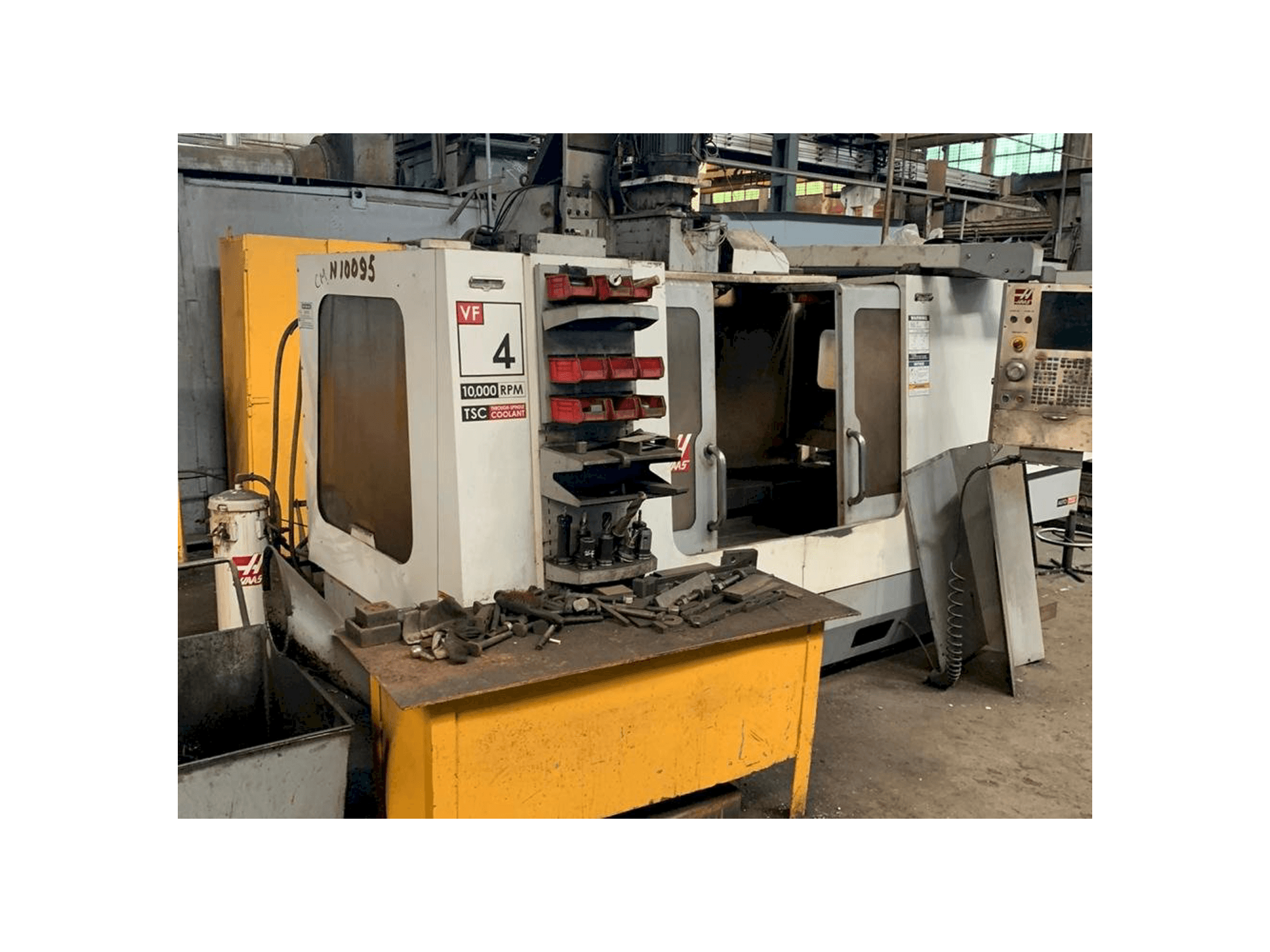 Vista Frontal da HAAS VF-4 máquina