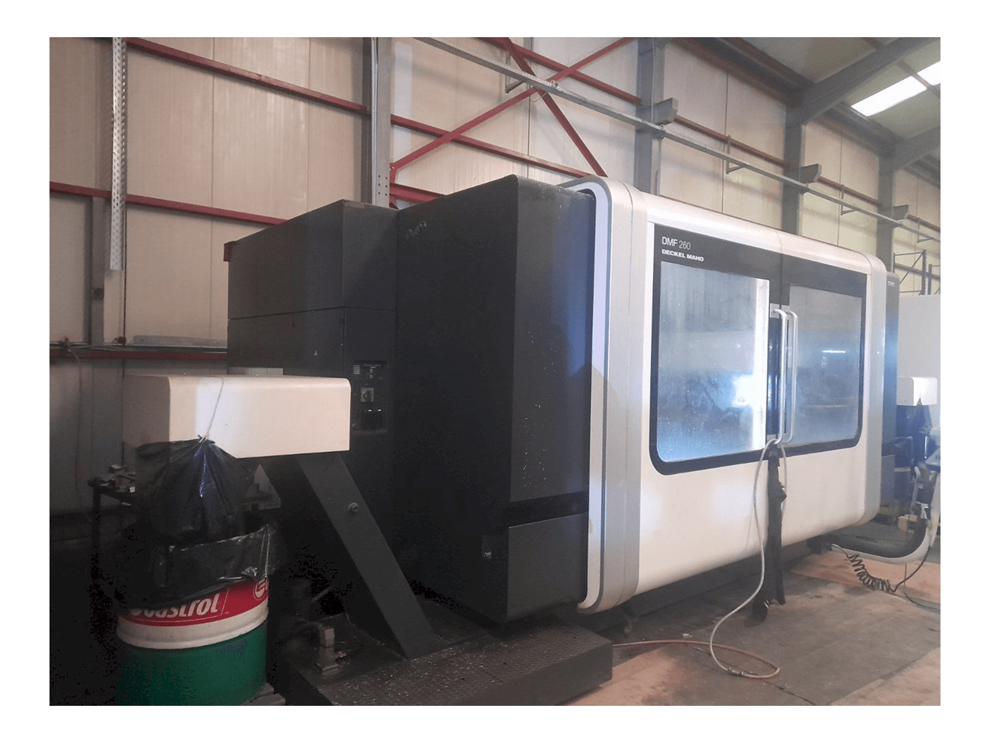 Vista Lateral Esquerda da DECKEL MAHO DMF 260 máquina