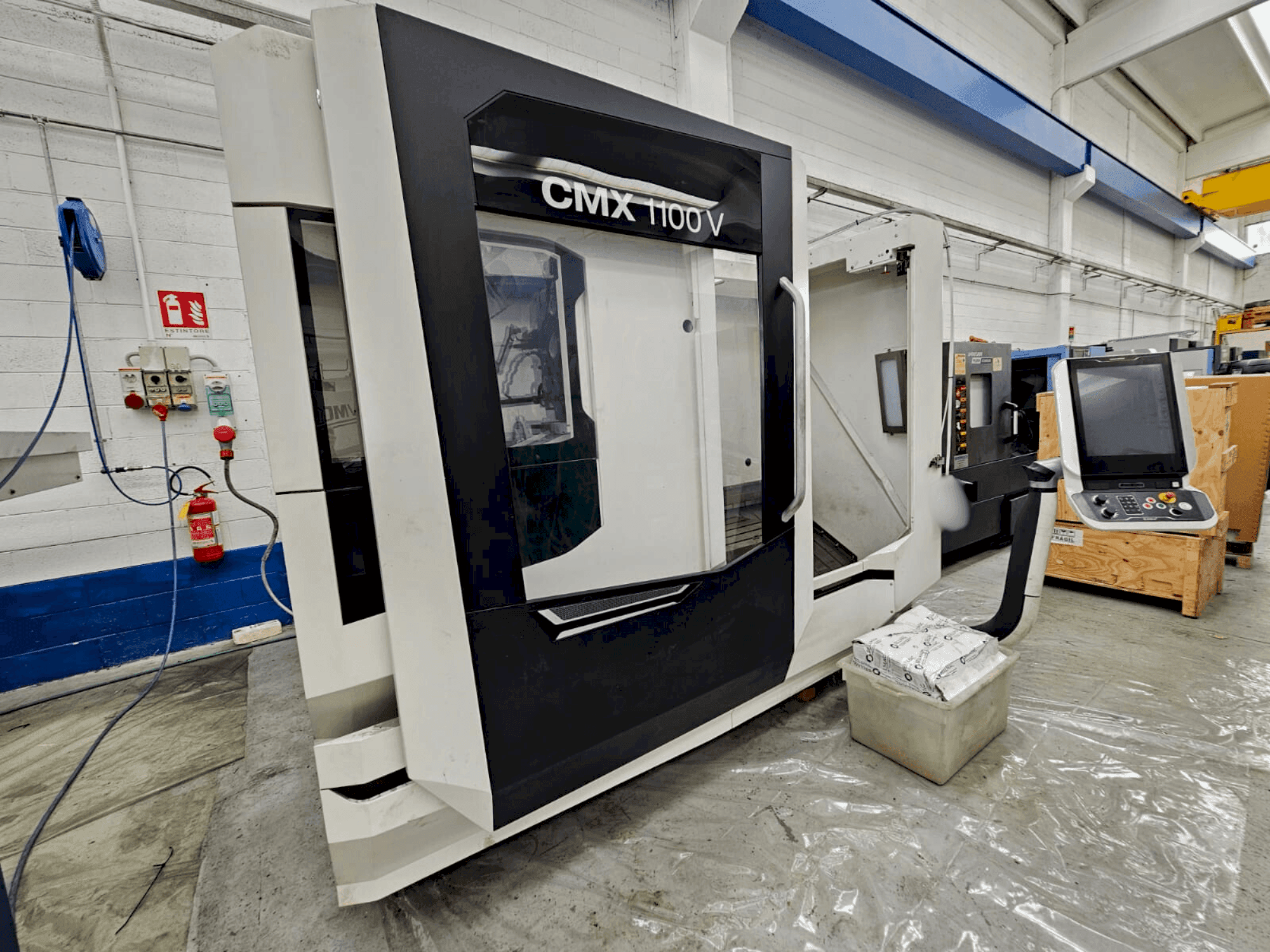 Vista Frontal da DMG MORI CMX 1100V máquina