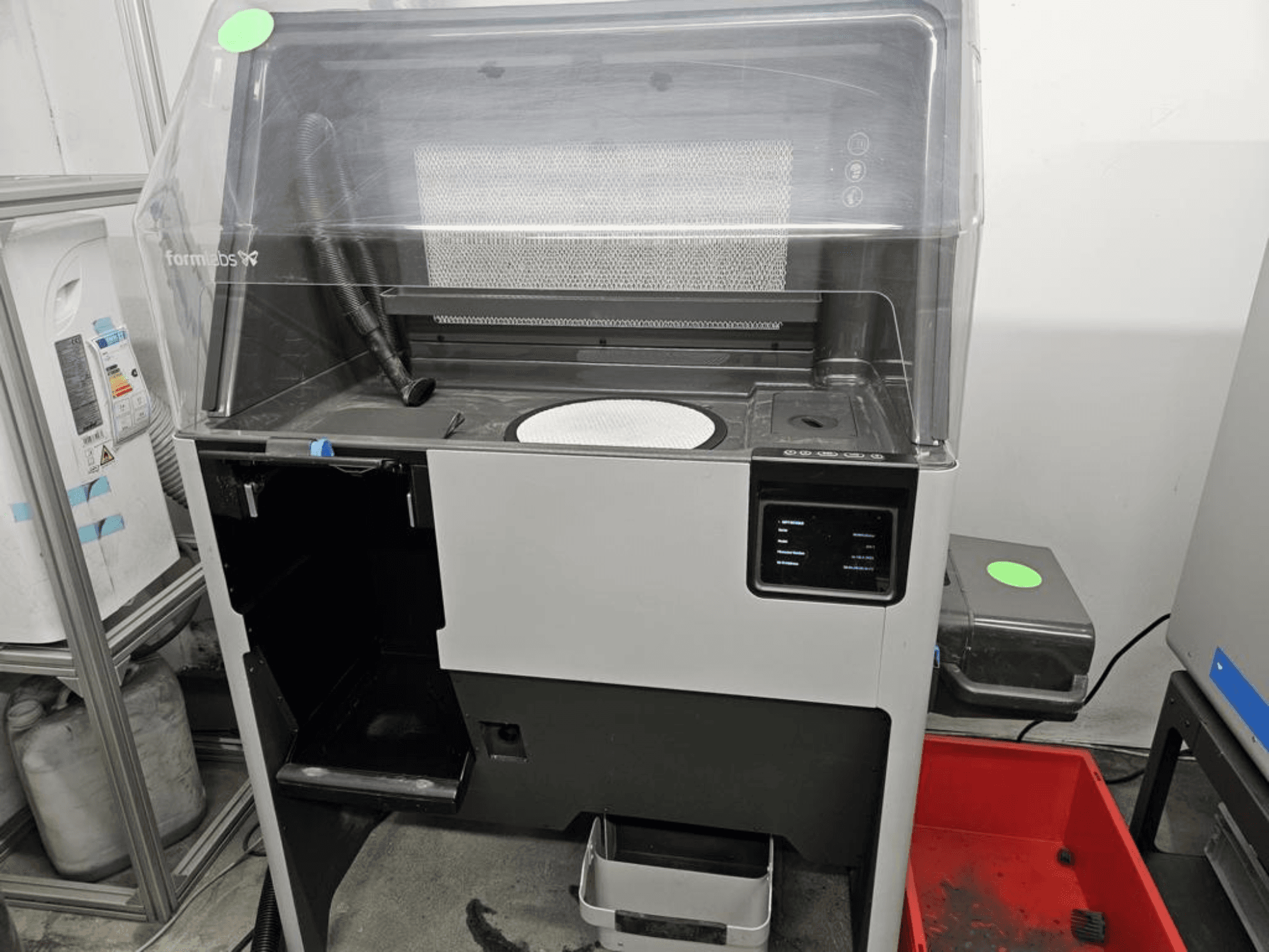 Impressora 3D de plástico FORMLABS Fuse 1 + 30 W, vista frontal que mostra os controlos do ecrã tátil e o tabuleiro amovível.
