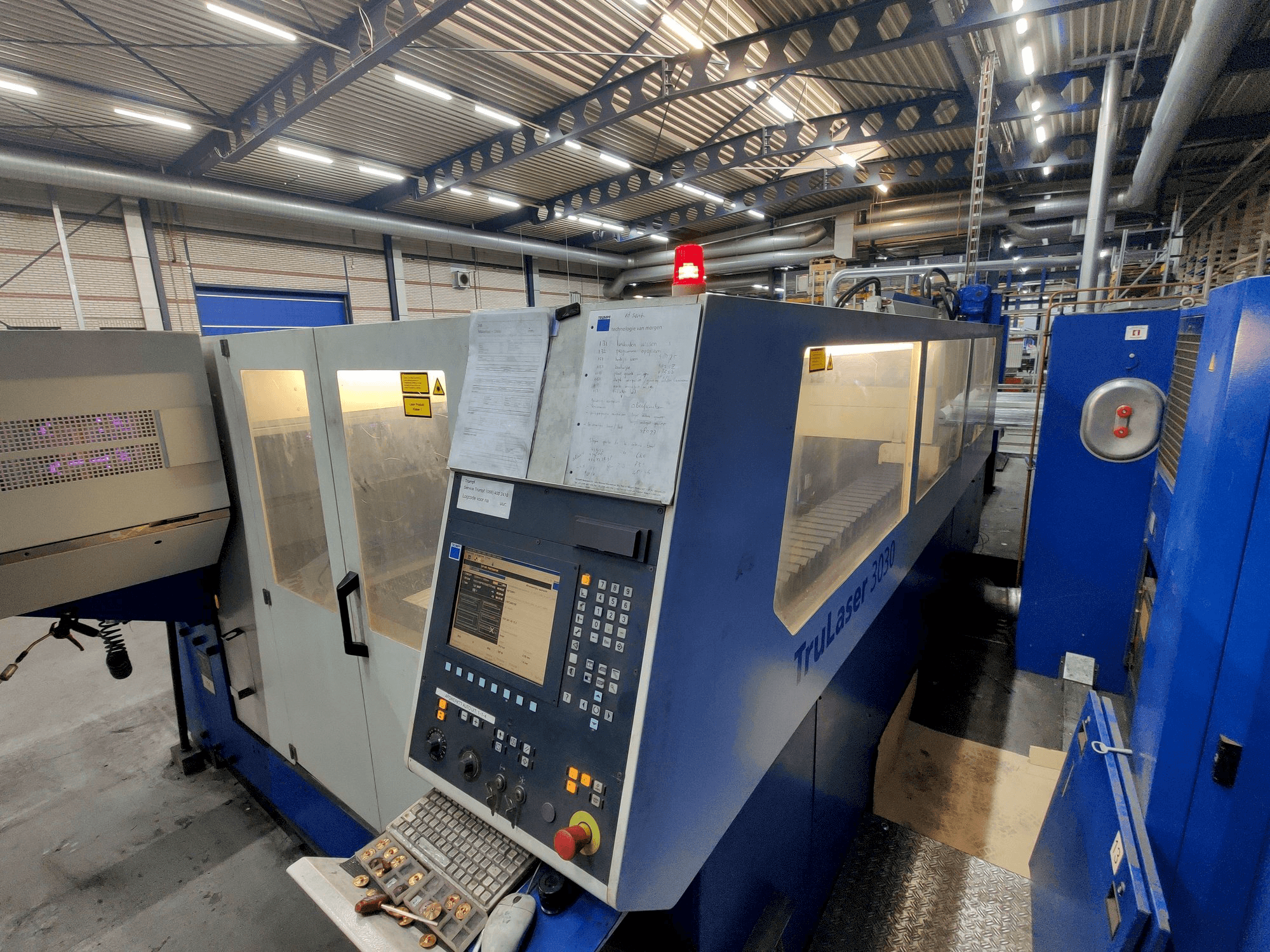 Vista Frontal da Trumpf TruLaser 3030 máquina