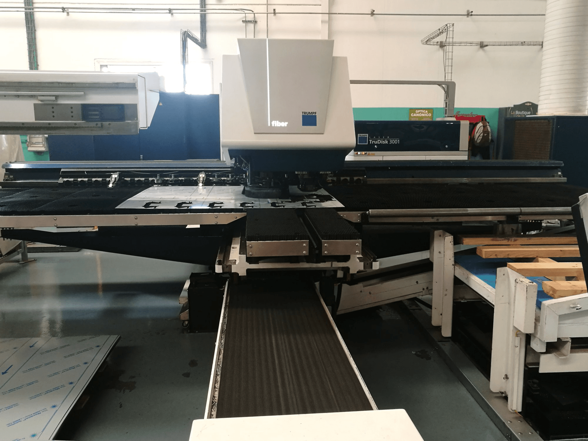 Vista Frontal da Trumpf TruMatic 3000 fiber (K04) máquina