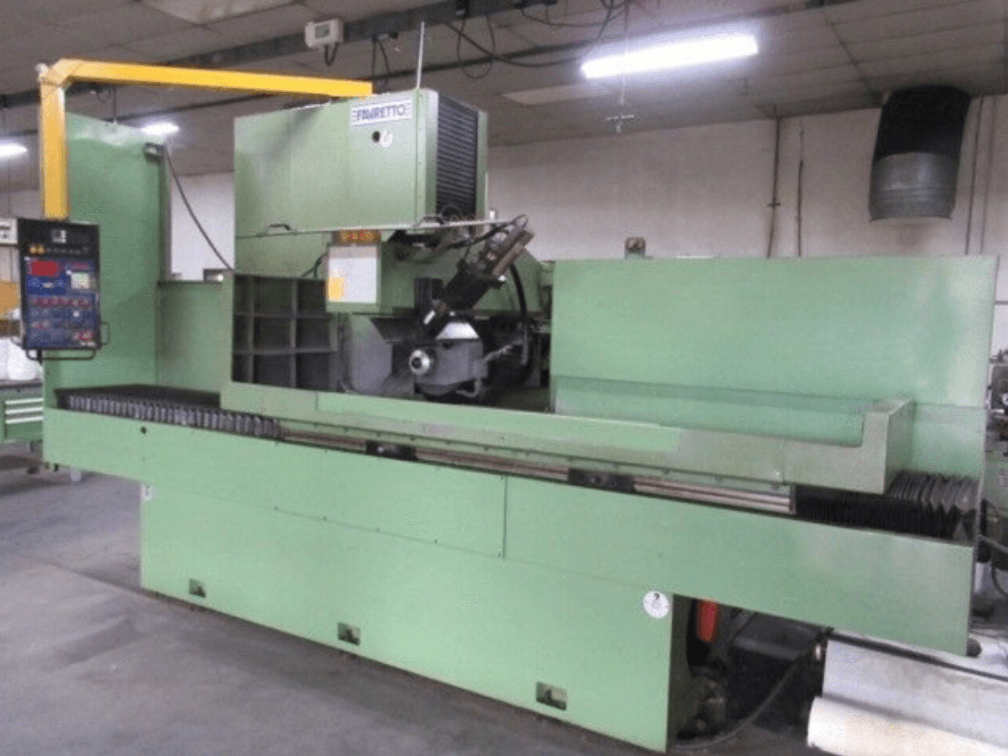 Fresadora industrial verde da Brandt, vista lateral, com painel de controlo digital e lâmina rotativa para corte de precisão.