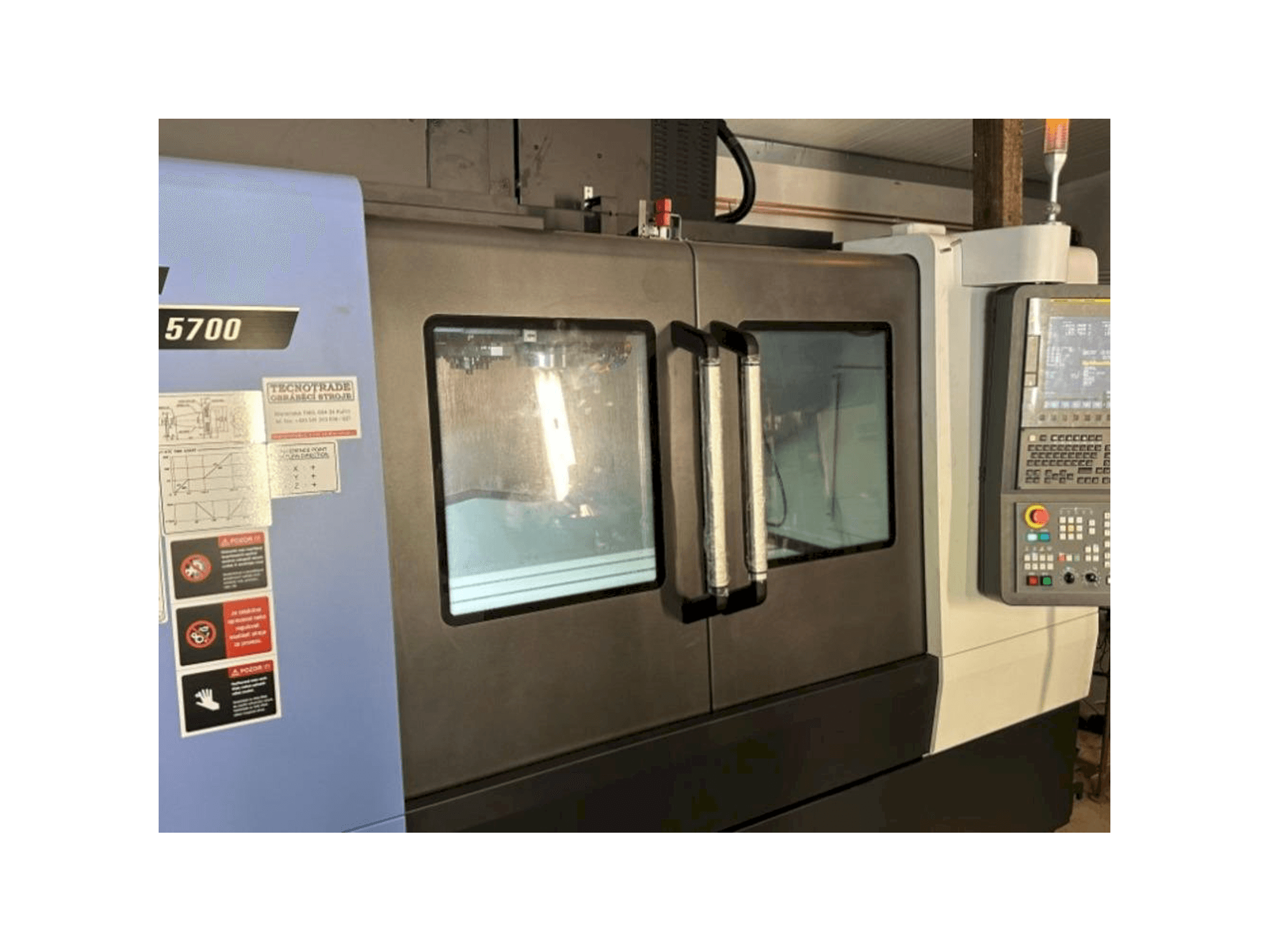 Vista Frontal da DOOSAN DNM 5700 máquina