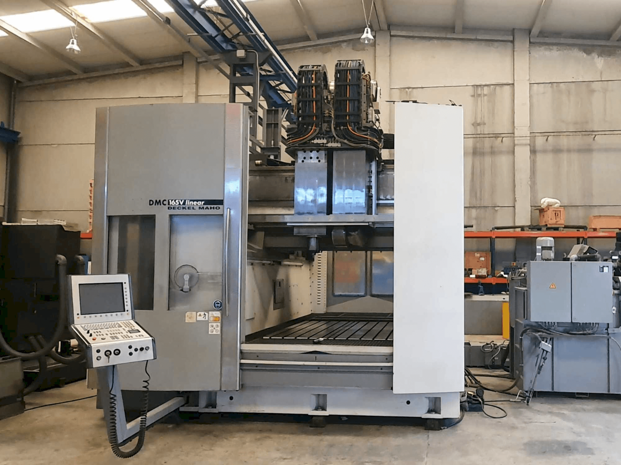 Vista Frontal da DECKEL MAHO DMC 165V Linear máquina