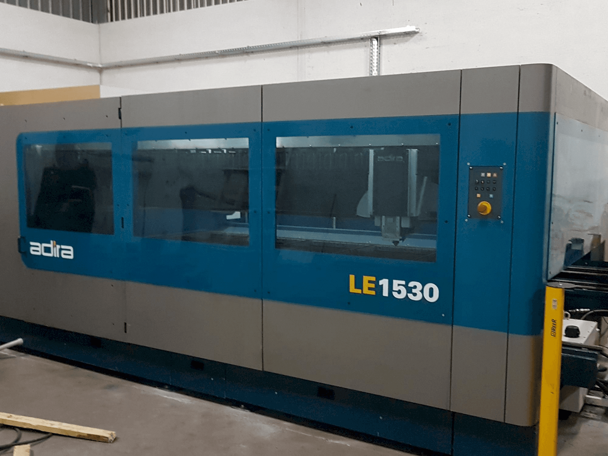 Vista Frontal da ADIRA Le1530 máquina