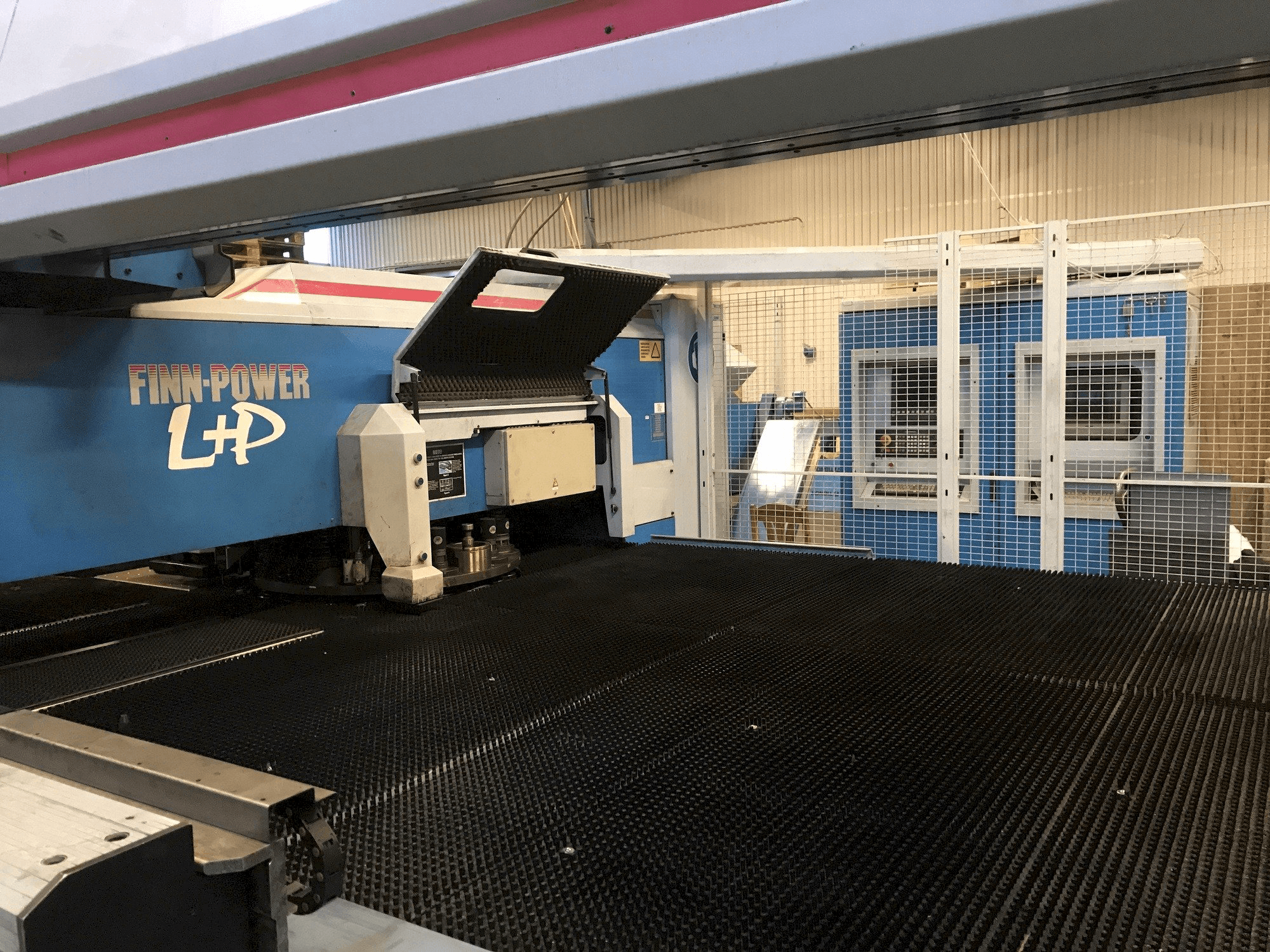 Vista Frontal da Finn-Power LP6 máquina
