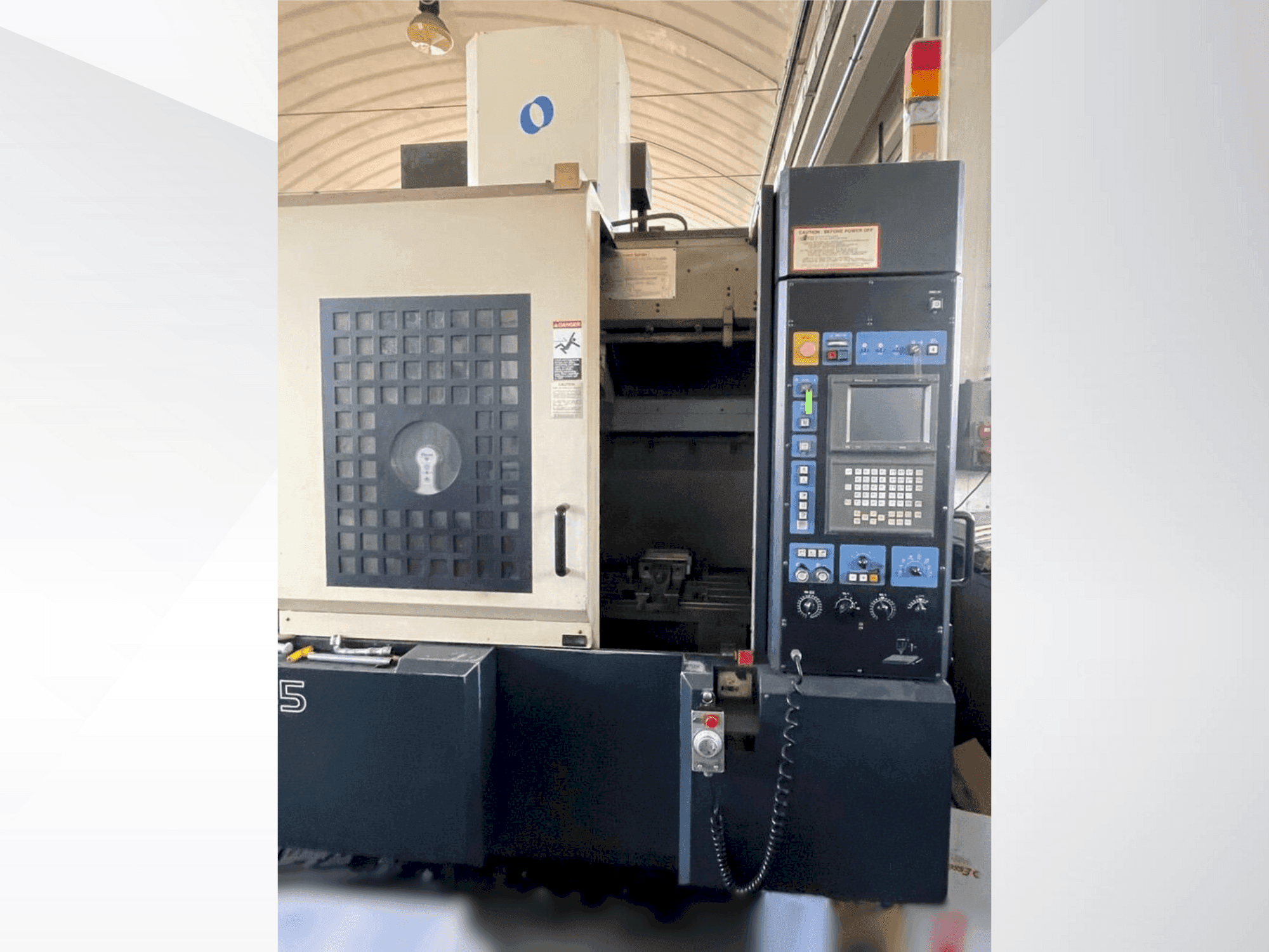 Vista Frontal da Makino V55-A15 máquina