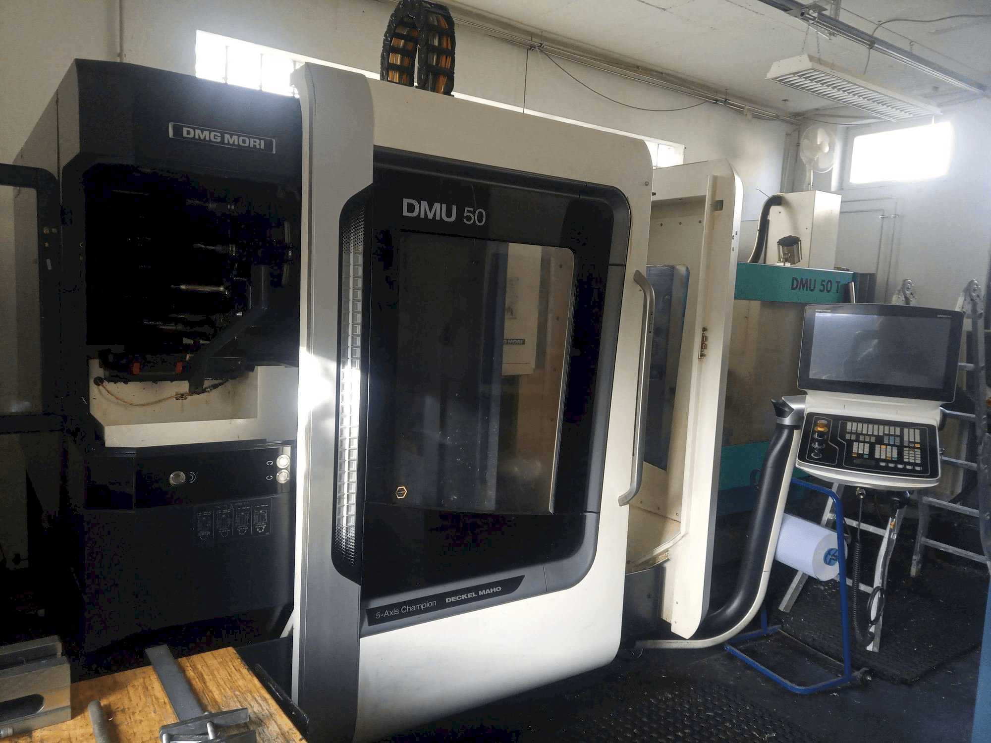 Vista Frontal da DMG MORI DMU 50 máquina