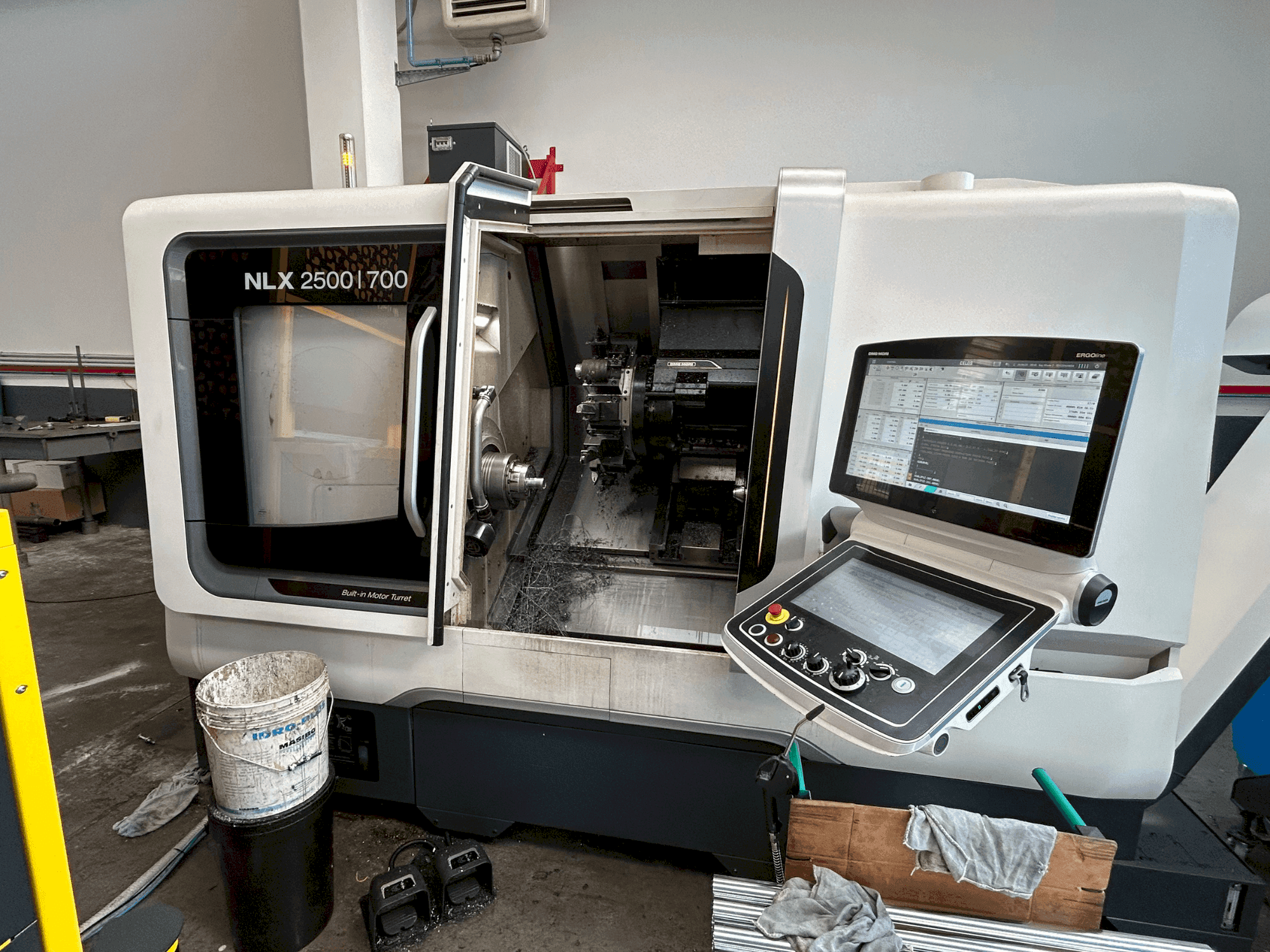 Vista Frontal da DMG MORI NLX 2500 Y / 700 máquina