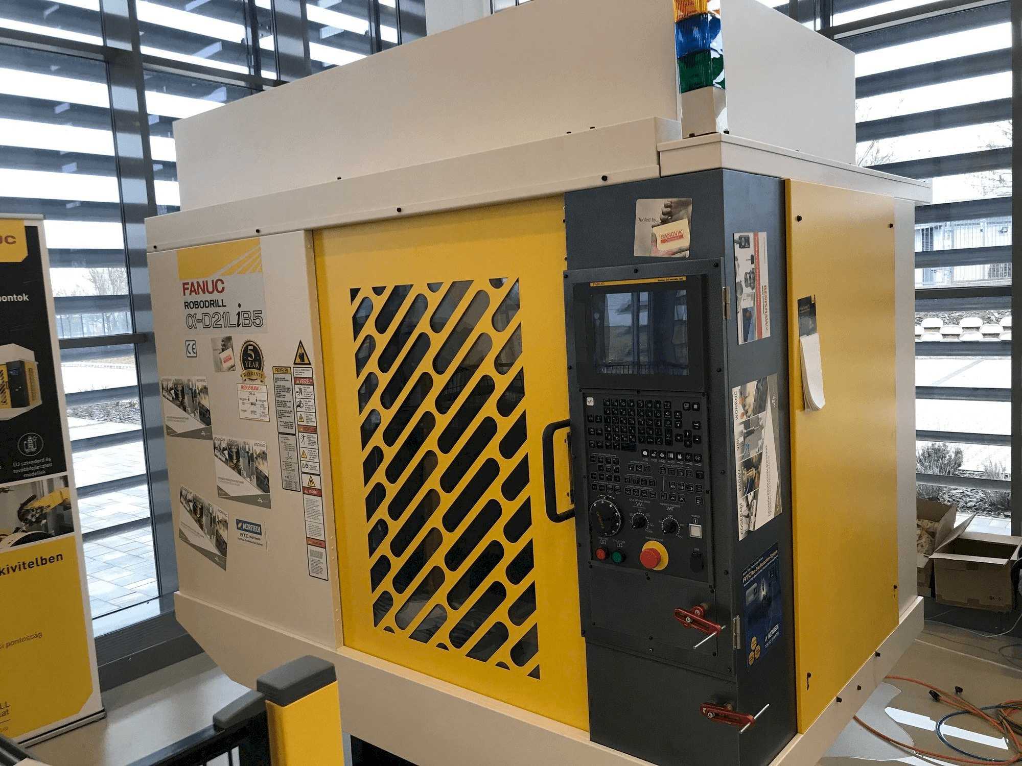 Vista Frontal da FANUC Robodrill Alpha D21LIB5 máquina