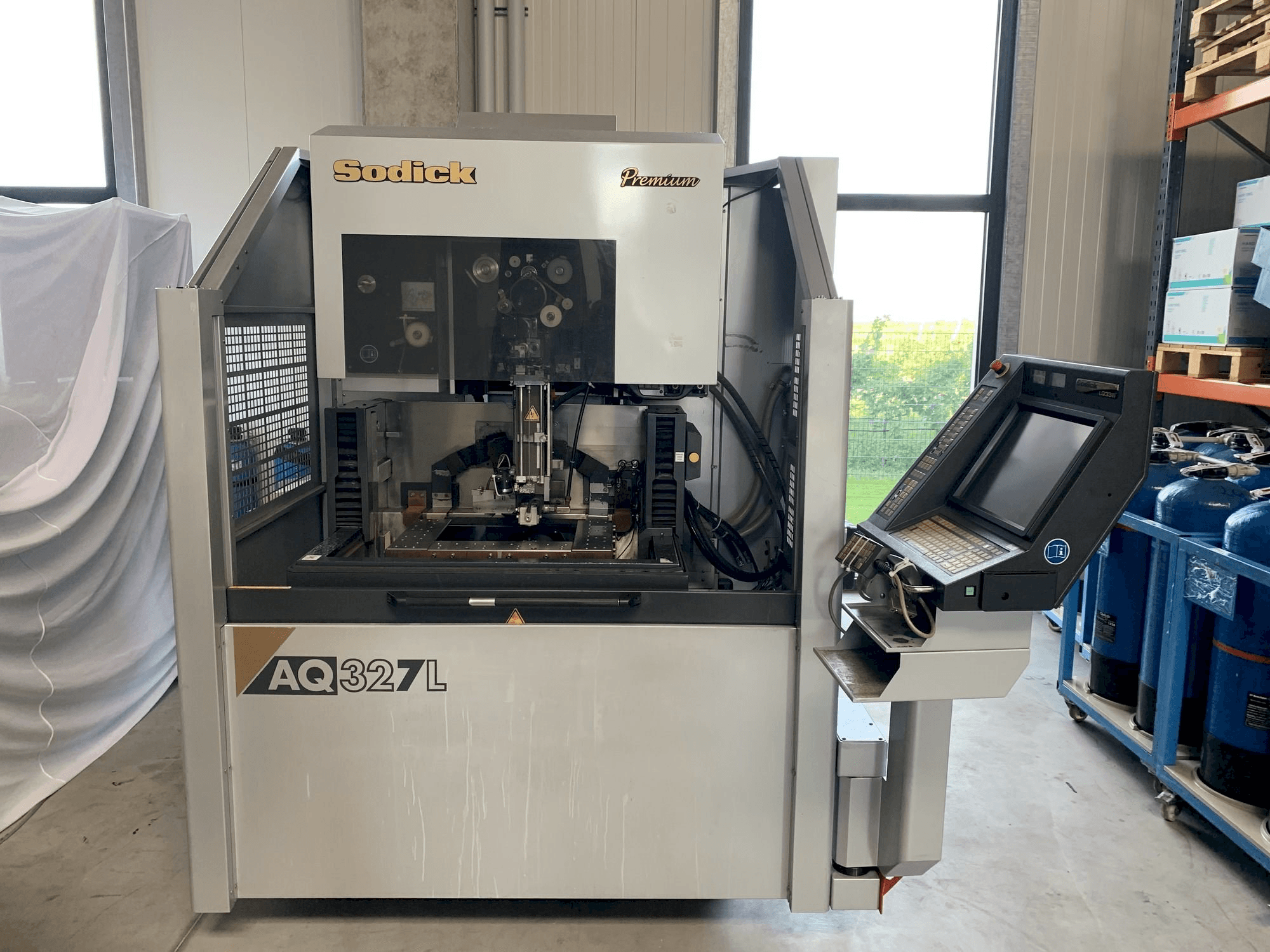 Vista Frontal da Sodick AQ327L máquina