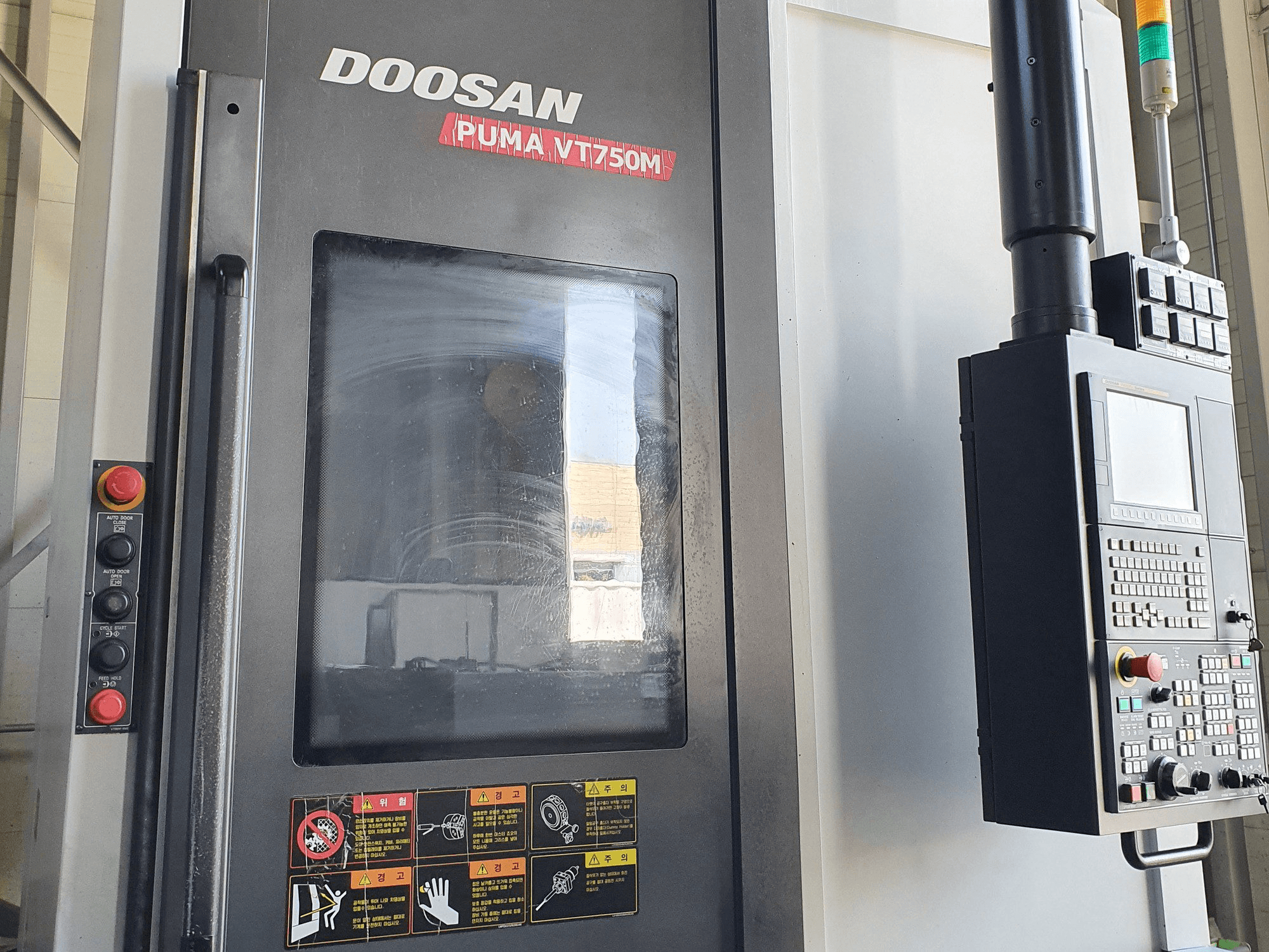 Vista Frontal da Doosan VT750M máquina