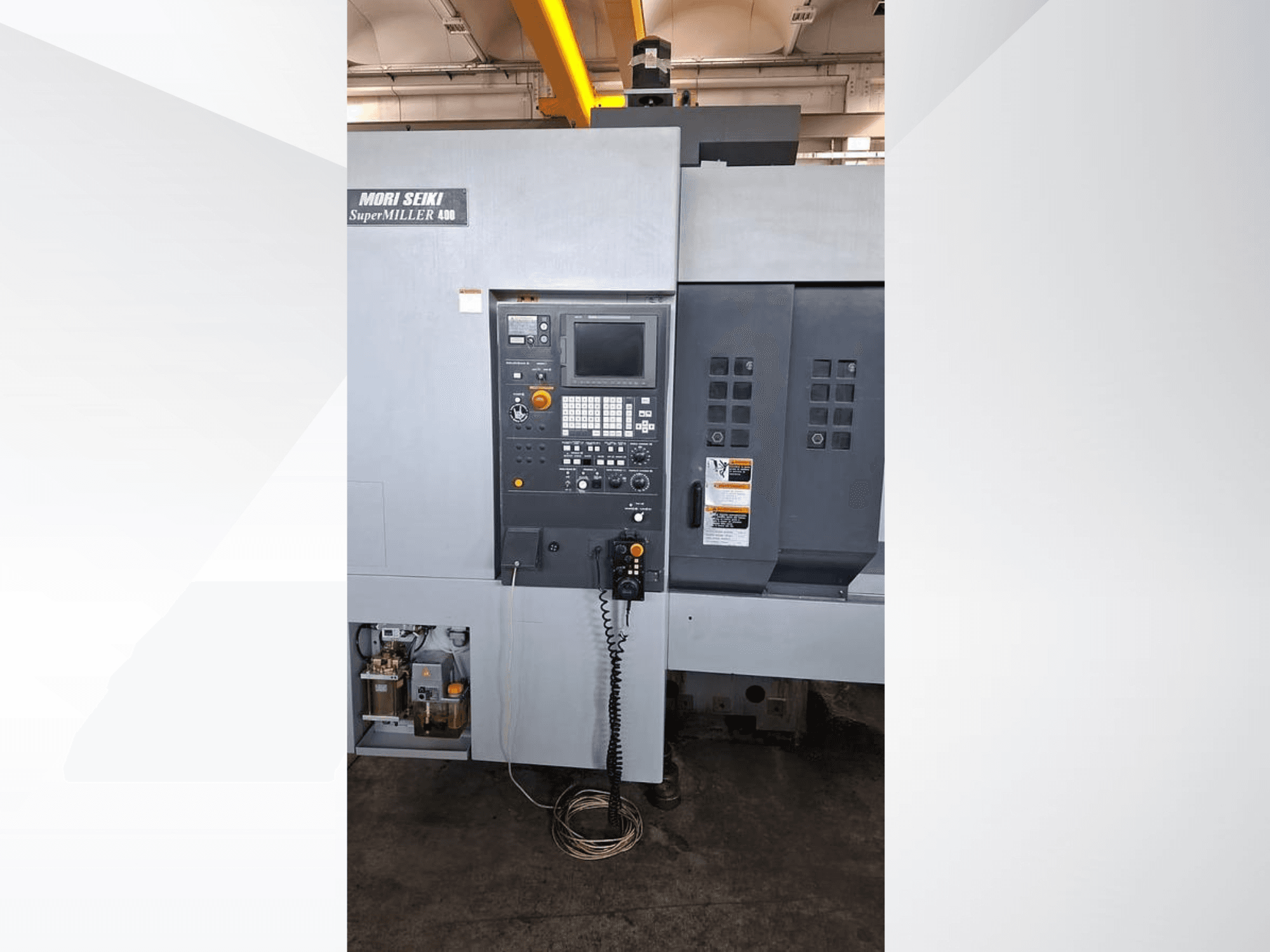 Centro de maquinação vertical MORI SEIKI ZV 400 SUPER MILLER, vista frontal mostrando o painel de controlo e os botões operacionais.