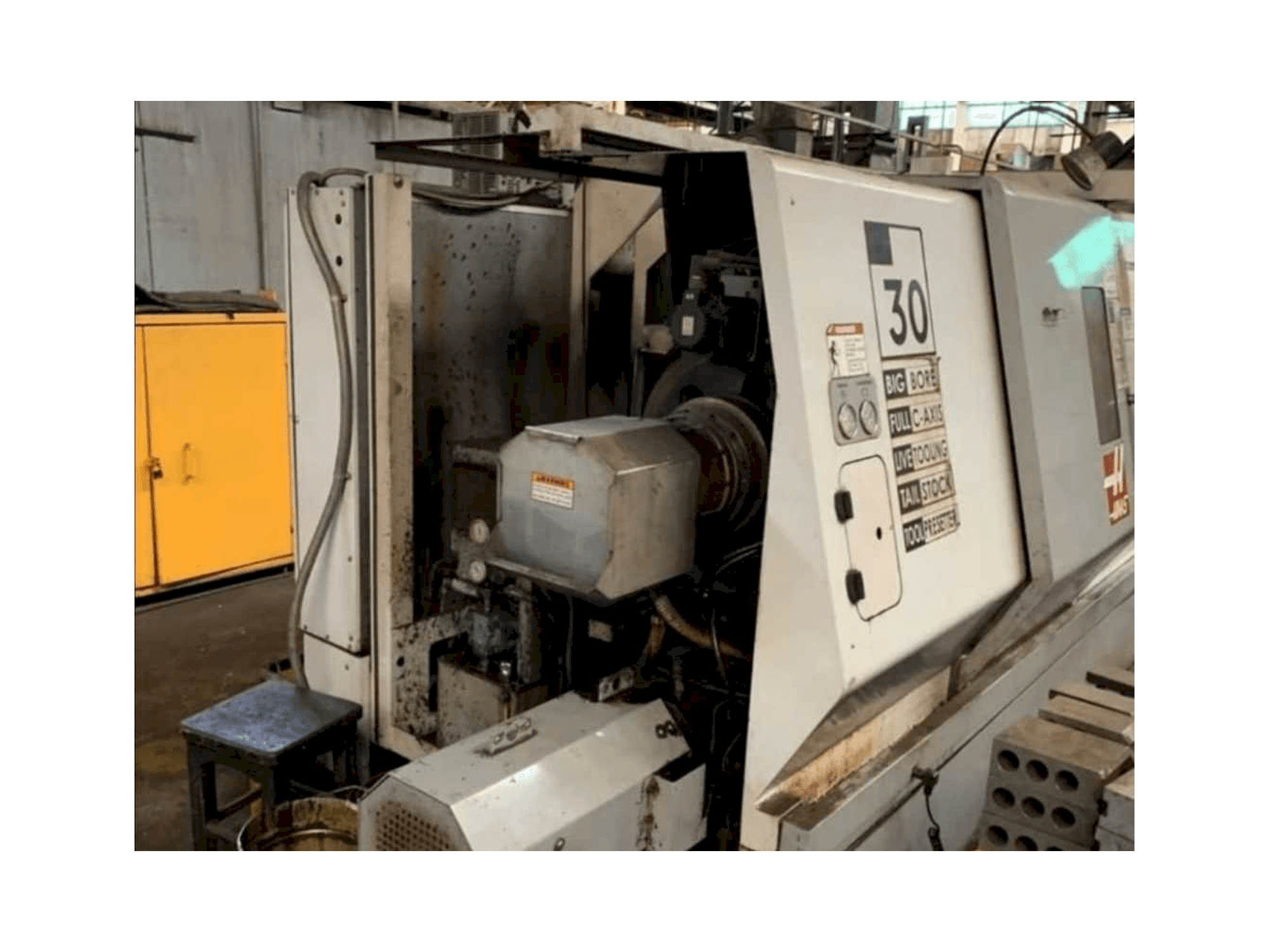 Vista Frontal da HAAS SL-30BTHE máquina