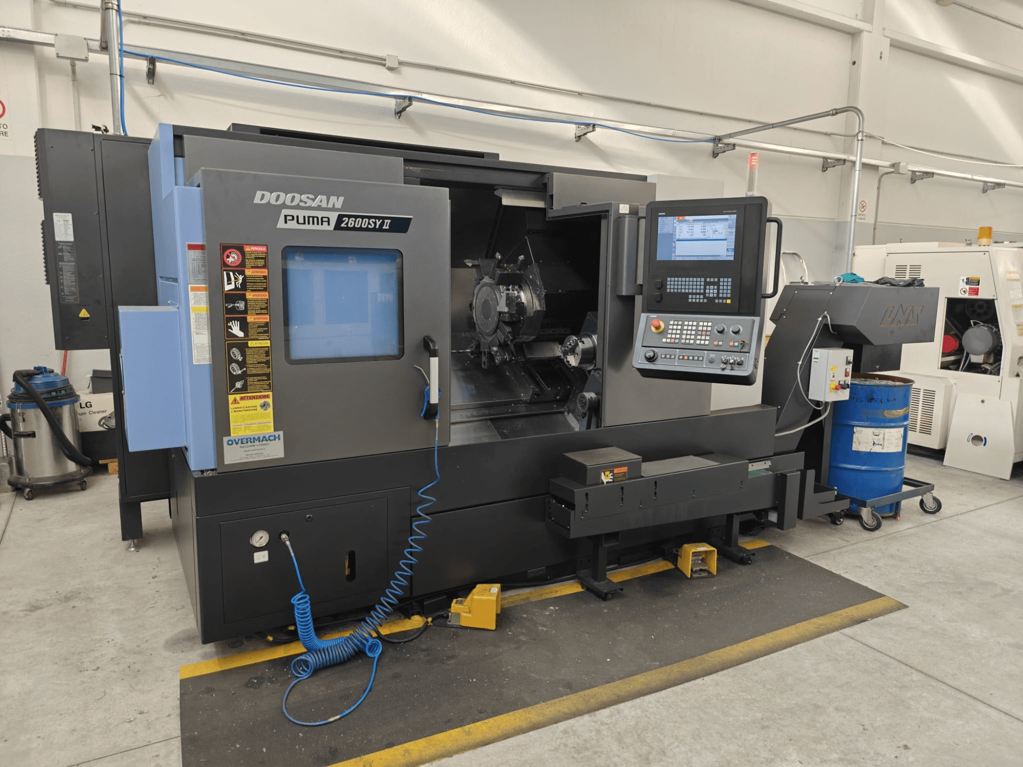 Torno horizontal DOOSAN Puma 2600 SY II, vista frontal, com painel de controlo e indicadores de funcionamento.