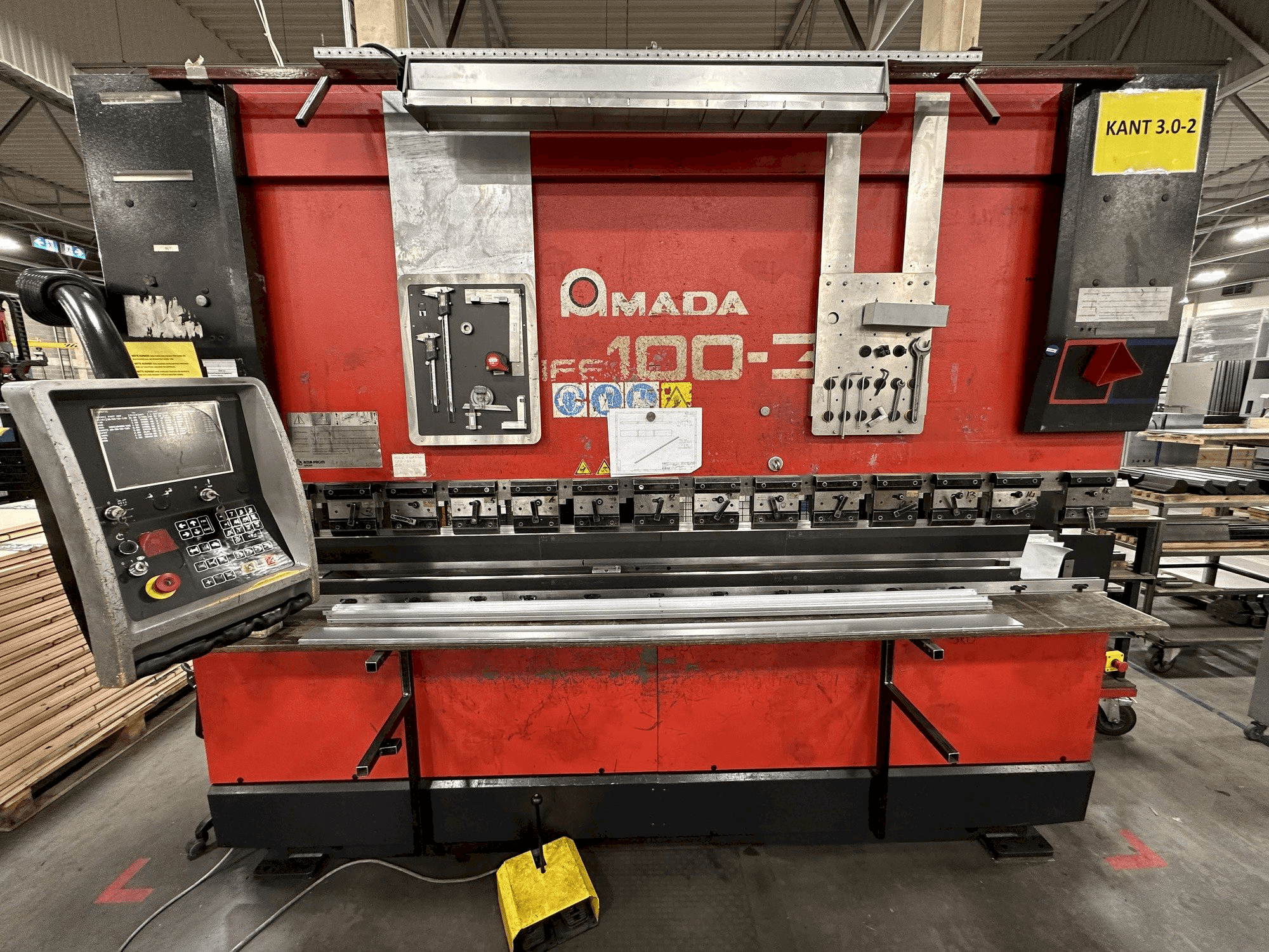 Vista Frontal da AMADA HFE 100-3 máquina