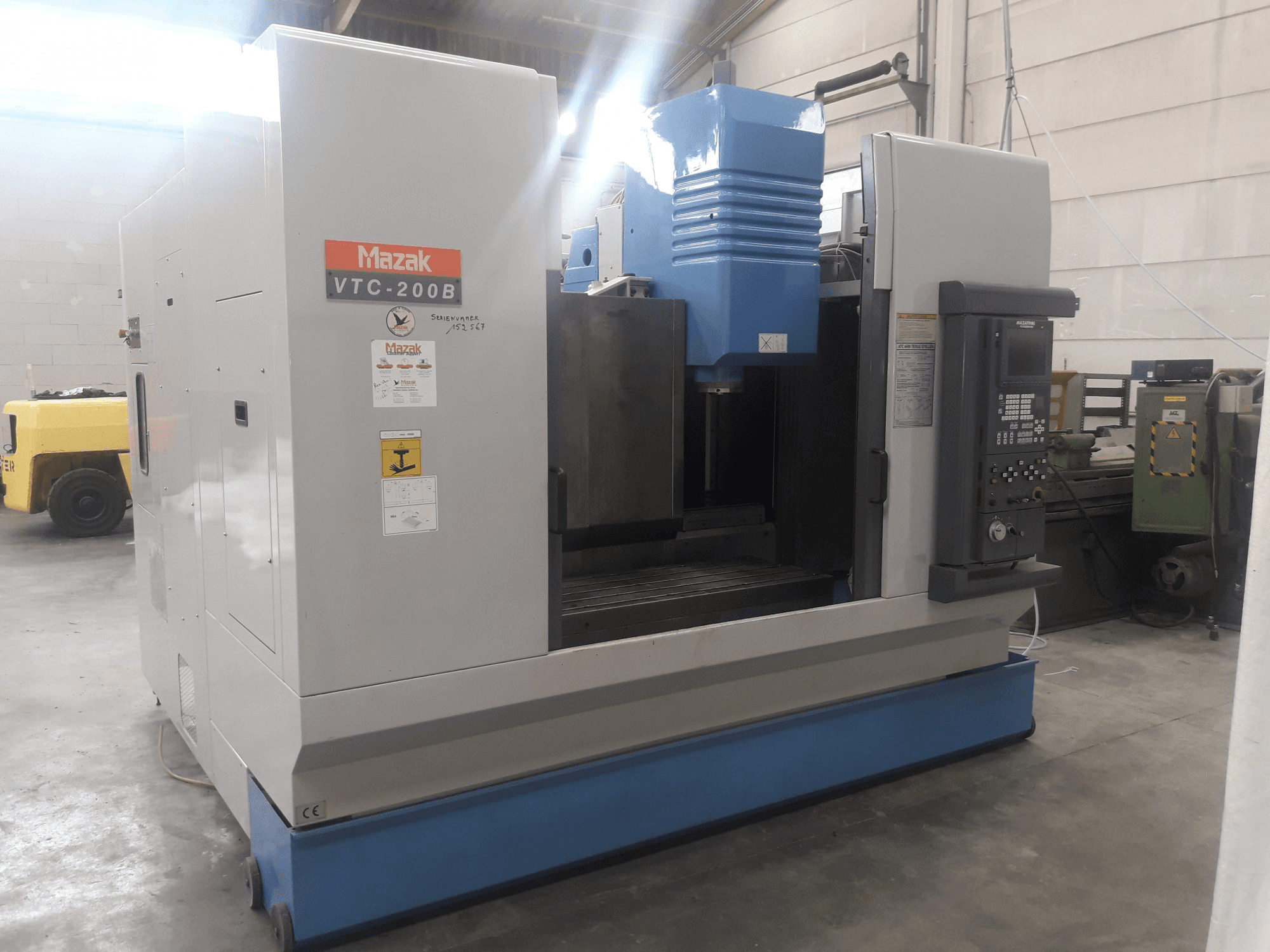 Vista Frontal da Mazak VTC-200B máquina