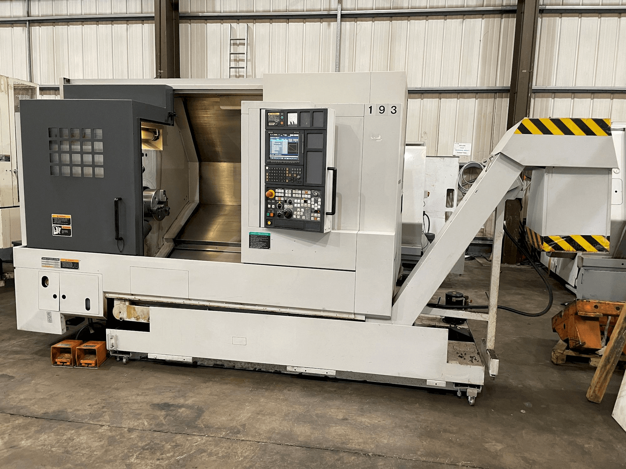 Vista Frontal da MORI SEIKI NL 2500/700 máquina