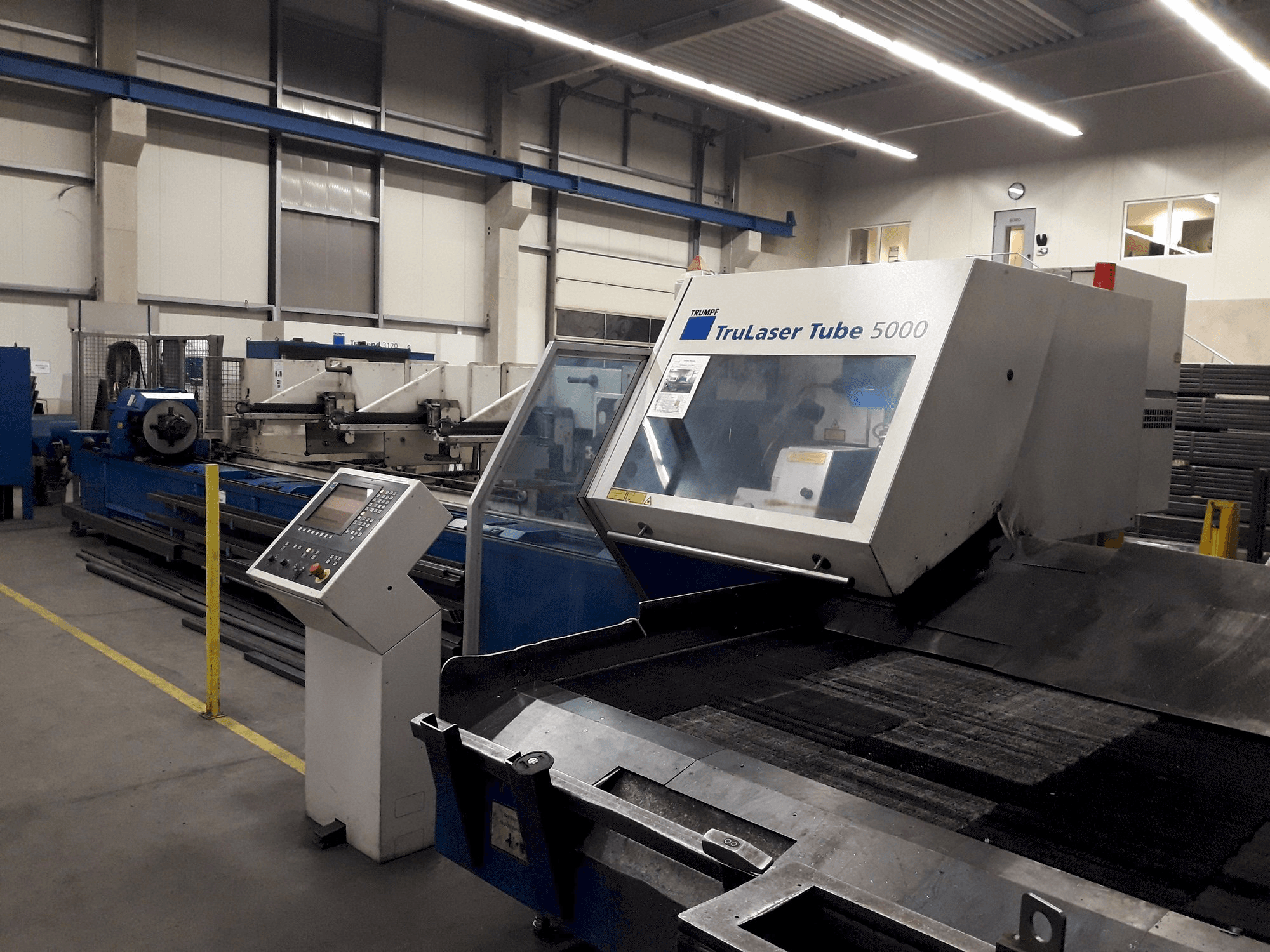Vista Frontal da Trumpf TruLaser Tube 5000 máquina