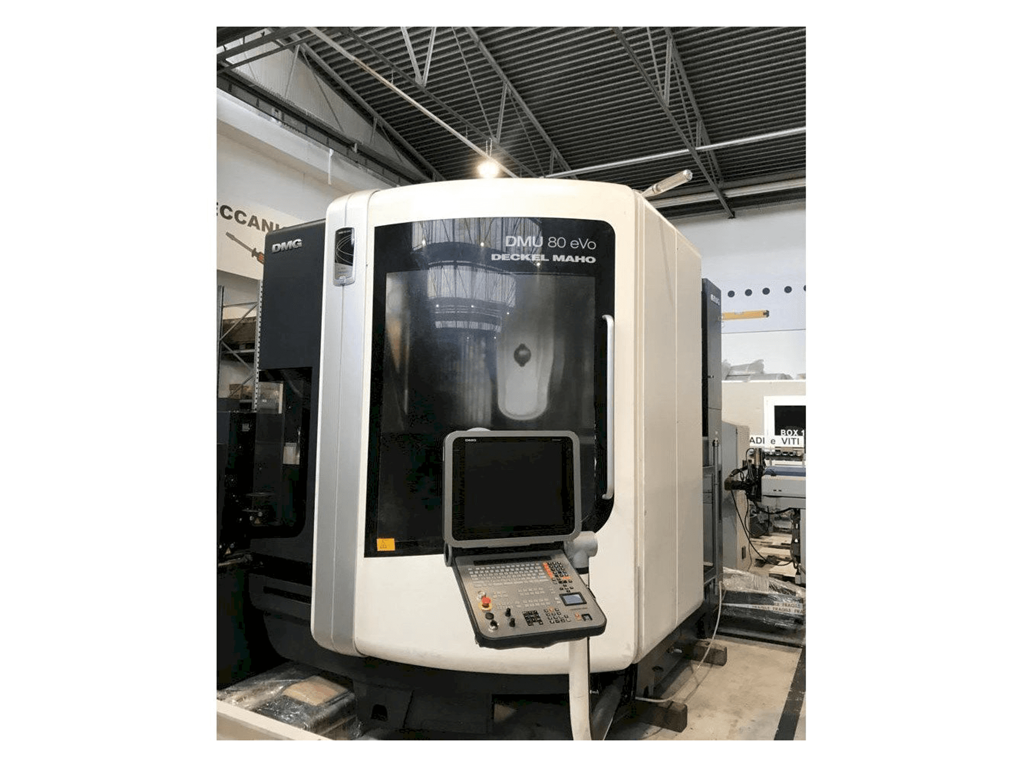 Vista Frontal da DMG MORI DMU 80 EVO máquina