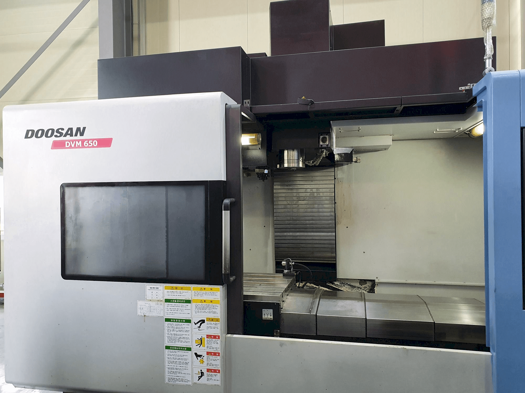 Vista Frontal da Doosan DVM 650 máquina