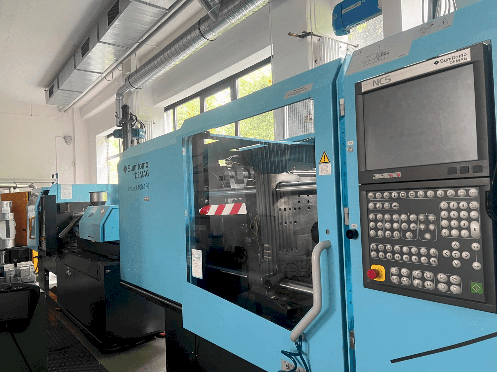 Vista Frontal da SUMITOMO SHI DEMAG IntElect 100/470-180 máquina