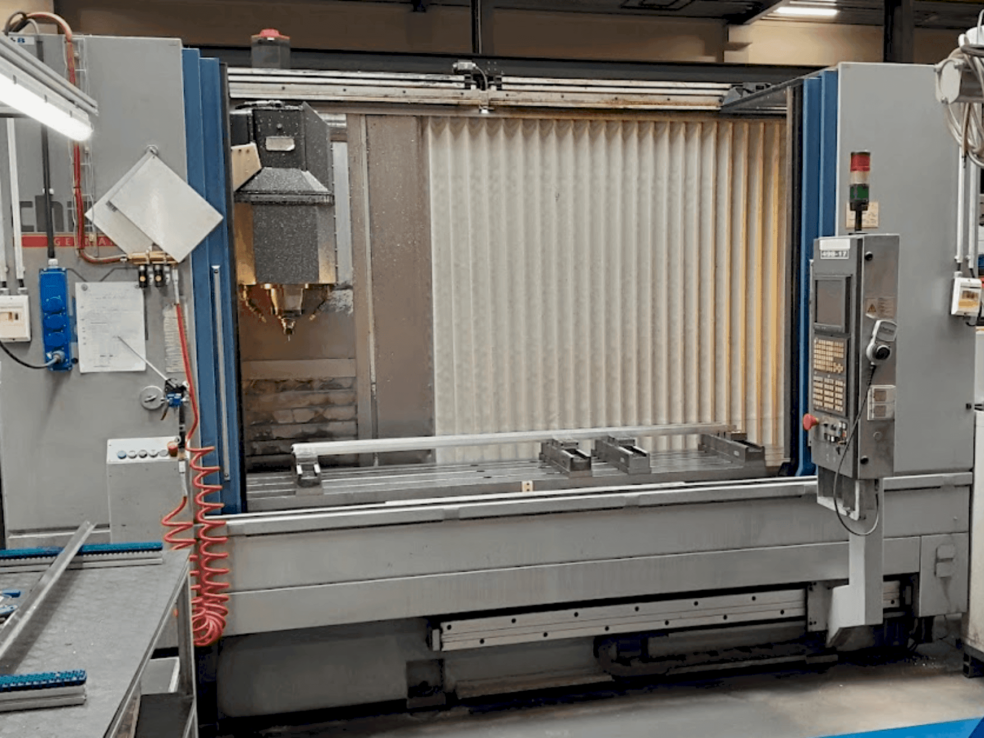 Vista Frontal da CHIRON MILL 2000 máquina