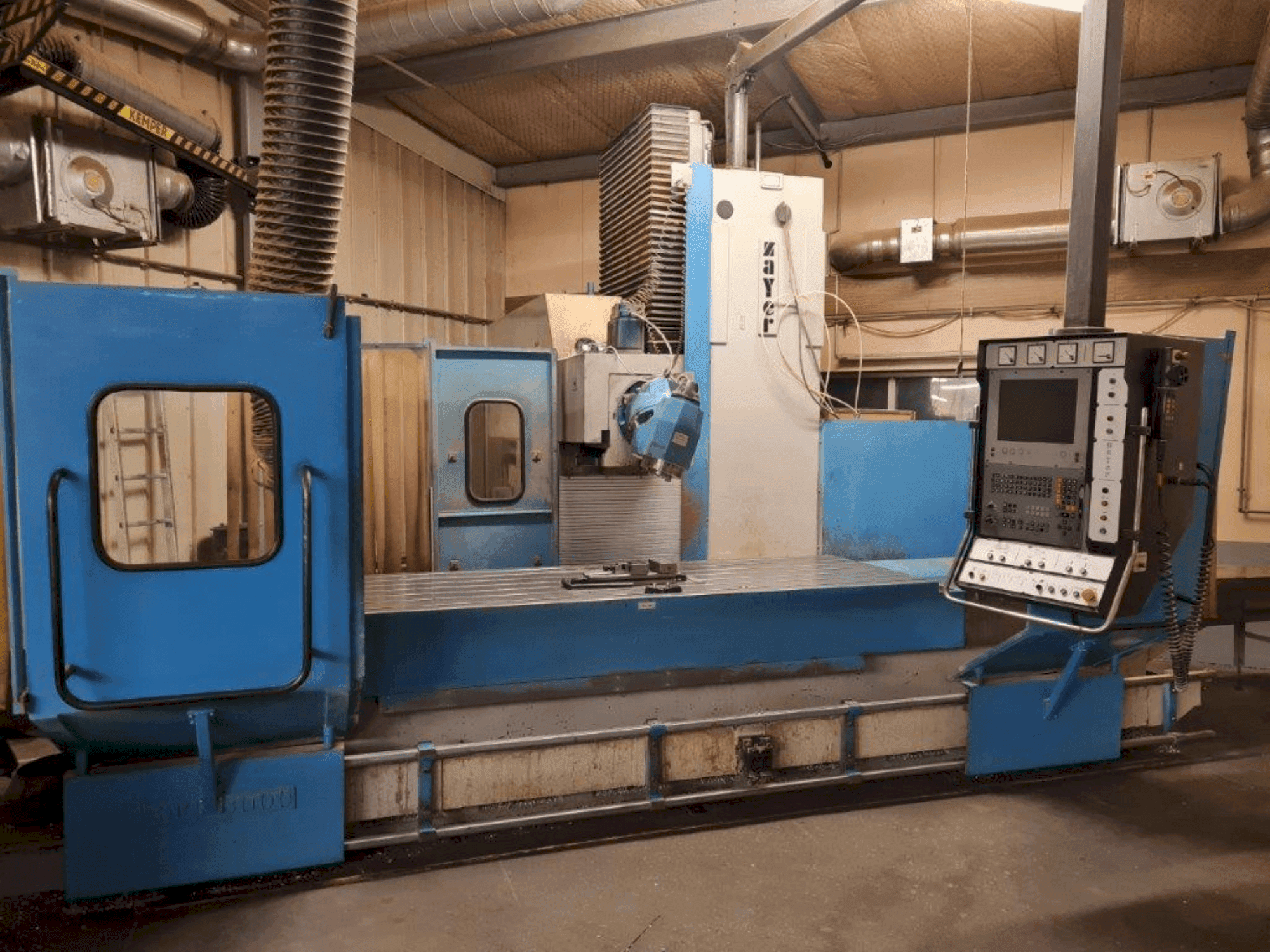 Vista Frontal da Zayer 30KF3000 máquina