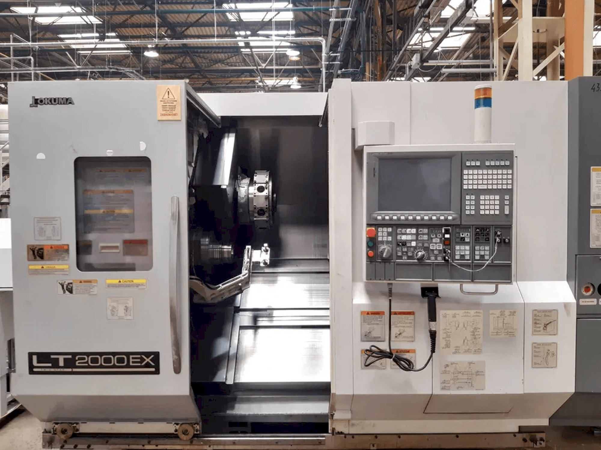 Vista Frontal da Okuma LT2000 EX máquina